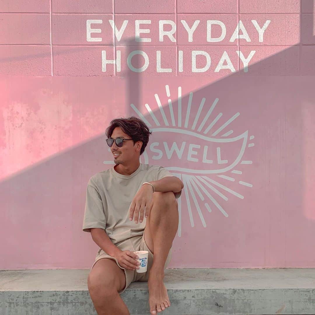 萩原章太のインスタグラム：「EVERYDAY HOLIDAY🌈 誰が毎日休みや😂 今日も仕事だっちゅうの(古い) 情報解禁になったら また報告します！ #everydayholiday#miyakojima#surf#surfing#surftrip#beachlife#beachtrip#pink#swell#haneypresets  #宮古島#サーフ#サーフィン#サーフトリップ#ビーチライフ#ビーチトリップ#波#海#ビーチ#波乗り」