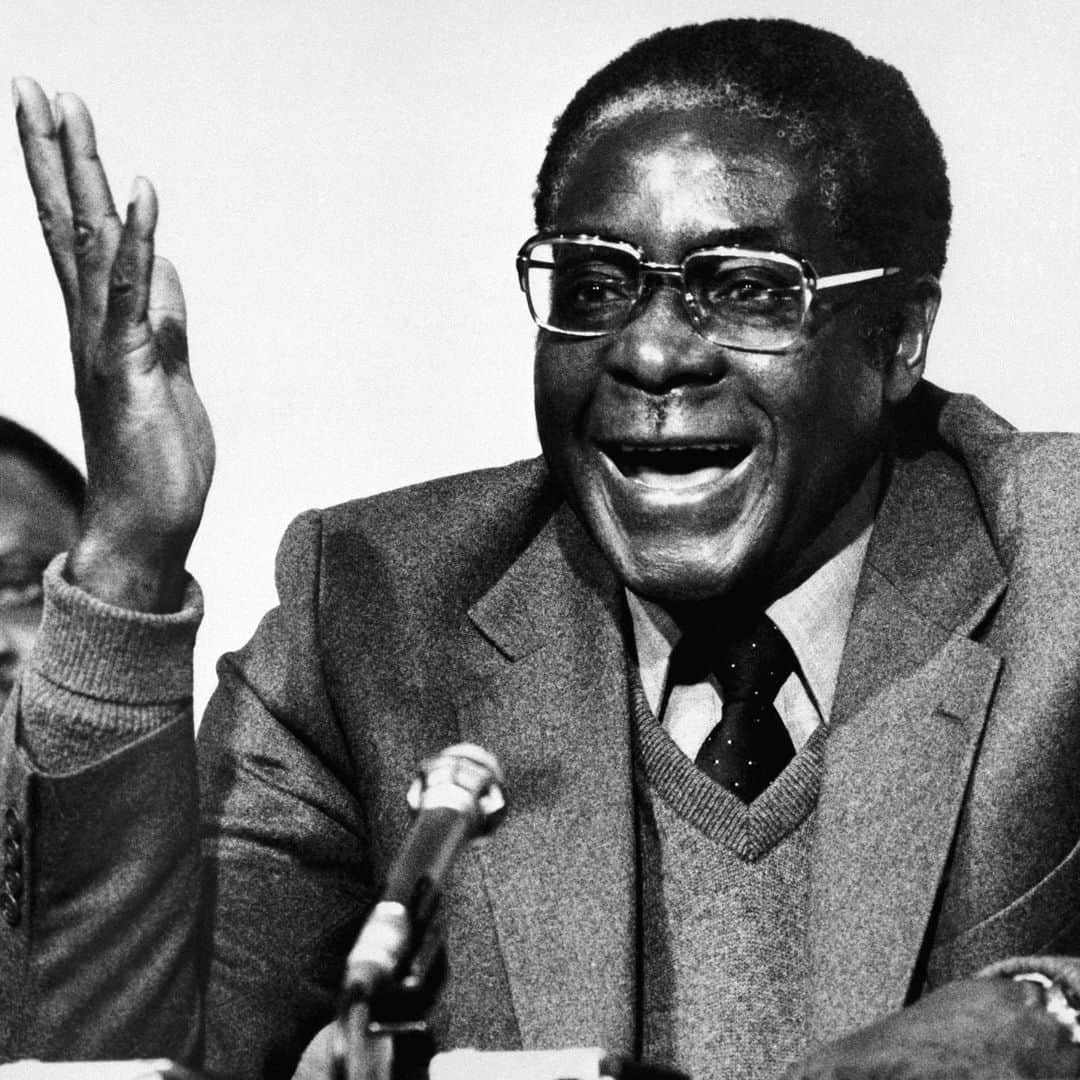 ルモンドさんのインスタグラム写真 - (ルモンドInstagram)「Il était l’une des dernières figures des décolonisations en Afrique. L’ancien président du Zimbabwe, Robert Mugabe, est mort vendredi 6 septembre à Singapour, a annoncé sur Twitter le président zimbabwéen Emmerson Mnangagwa. L’ex-chef d’Etat, âgé de 95 ans, était hospitalisé à Singapour depuis le mois d’avril. Il avait présidé au destin de son pays pendant plus de trente ans, instaurant un régime autoritaire. - Photo : Robert Mugabe en décembre 1979, à Londres (via @apnews) - #Zimbabwe #Disparitions」9月6日 18時06分 - lemondefr