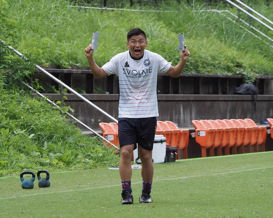 FC町田ゼルビアさんのインスタグラム写真 - (FC町田ゼルビアInstagram)「大宮戦に向けたトレーニング後の風景より 📸 by @jeon_cgn8  MF8 #ジョンチュングン カメラマンによる、MF15 #井上裕大 選手。 厳選しましたが、動画かと思うほどシャッターが切られておりました。 井上選手は撮りたくなる存在ですね。  トップチームは9月7日（土）にアウェイのNACK5スタジアムで大宮アルディージャと対戦します。 今節はアウェイでの開催となりますが、一人でも多くの方の声援が選手の力になりまのでぜひ、現地での応援をお願い致します！  #jleague #j2league #zelvia #➕1 #すべては掴み取るために」9月6日 18時10分 - fcmachidazelvia