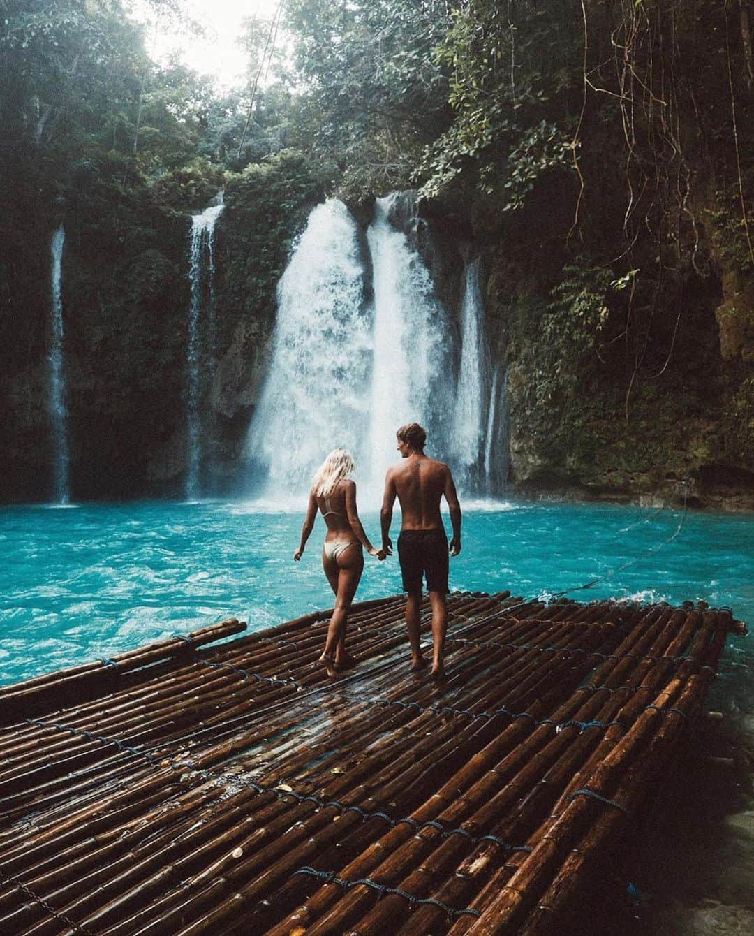 Earth Picsさんのインスタグラム写真 - (Earth PicsInstagram)「One of the most inspirational travel couples on Instagram @doyoutravel in this beautiful waterfall in Philippines 🇵🇭」9月6日 18時16分 - earthpix