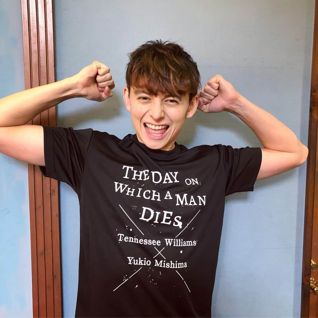 ハリー杉山さんのインスタグラム写真 - (ハリー杉山Instagram)「男が死ぬ日 @the_day_man_dies  僕の開幕はついに明日です^_^ ここまで自分と向き合ったり、挫折、進歩、試行錯誤する濃厚な日々は久しぶりです。今はとにかくステージに立って全て出し切る事を願って、明日挑みます^_^  初回の13:00の回は当日券あります！ この回に関しては終わった後、フォイエでお待ち頂ければ、関係者の方々へのご挨拶後、少し話せる機会があると思います^_^ 是非、 見届けてほしい！！ 後Tシャツも是非^_^ 黒、ボルドーのツーカラー。 ¥2500でーす^_^  楽しみにお待ちしています！！ 後明日のハリポ @popjwave には 呉山賢治くんも来るよー @kj0629  So here we go. The opening of "The Day On Which A Man Dies" tomorrow 1pm.  Let's enjoy this.  #男が死ぬ日 #芝居 #舞台 #tennesseewilliams #三島由紀夫  #ハリー杉山 @bobbynact」9月6日 18時20分 - harrysugiyama