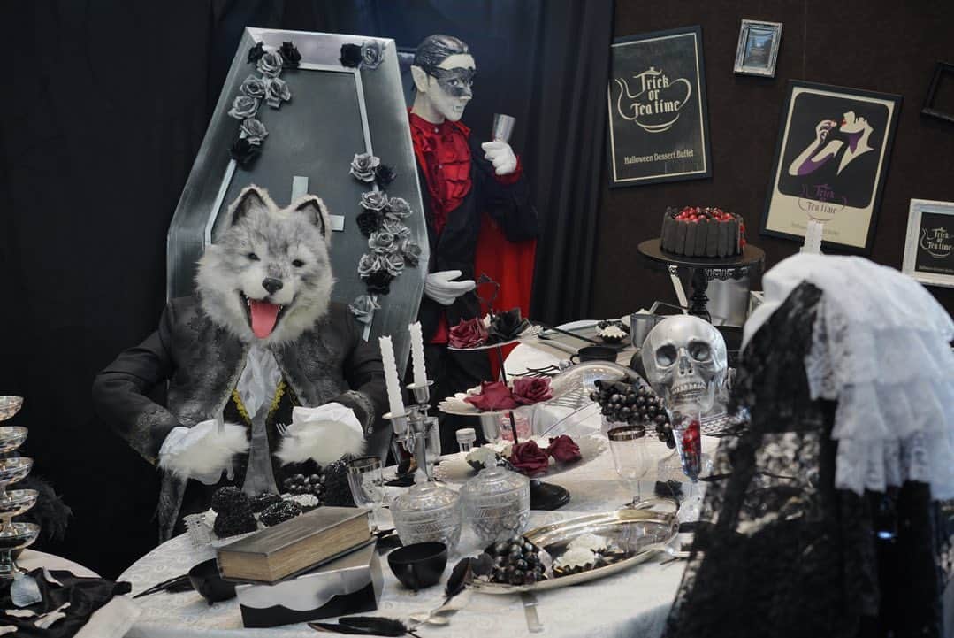 のインスタグラム：「明日9月7日(土)より、ヒルトン東京ベイハロウィーンデザートビュッフェ”Trick or Tea time(トリック・オア・ティータイム)スタート！  合言葉は「トリック・オア・ティータイム」👻 ゴースト達とのお茶会を一緒に楽しんでみませんか？ ヒルトン東京ベイ✨初✨のフォトスポットもご用意いたしました📷  ハロウィーンにふさわしい少し不気味だけどどこかファンシーで可愛いスイーツなど、約25種類のスイーツが所挟しと並びます。スイーツのほか、軽食も約15種類とランチにもぴったりです。  是非一度、ご来館ください！ スタッフ一同お待ちしております♪  ご予約、詳細は公式サイトより @hiltontokyobay  #ヒルトン東京ベイ #ヒルトン #舞浜 #東京ディズニーリゾート #ハロウィーン #ハロウィン #トリックオアティータイム #お茶会 #ティーパーティー #アフタヌーンティー #ヒルトンスイーツ #スイーツ大好き #ゴースト #デザートビュッフェ #hiltontokyobay #hiltonsweets #maihama #tokyodisneyresort #halloweensweets #trickorteatime #halloween #dessertbuffet #hilton #buffet #sweetlover #instafood #follow #photospot #ghost」