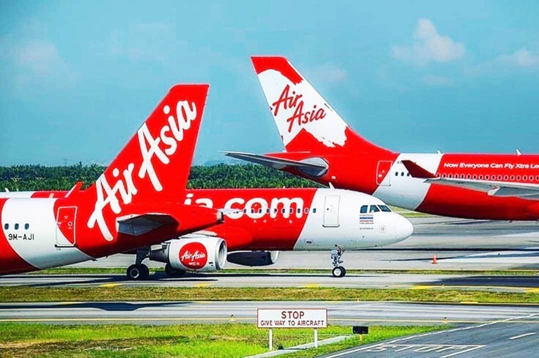 のインスタグラム：「Hooray, it's finally Friday! ❤  Where are you guys flying this weekend? Let us know in the comments below!  #AirAsia #FlyTheWorldChampion #FlydayswithAirAsia __________ Photo by @thunisfly」