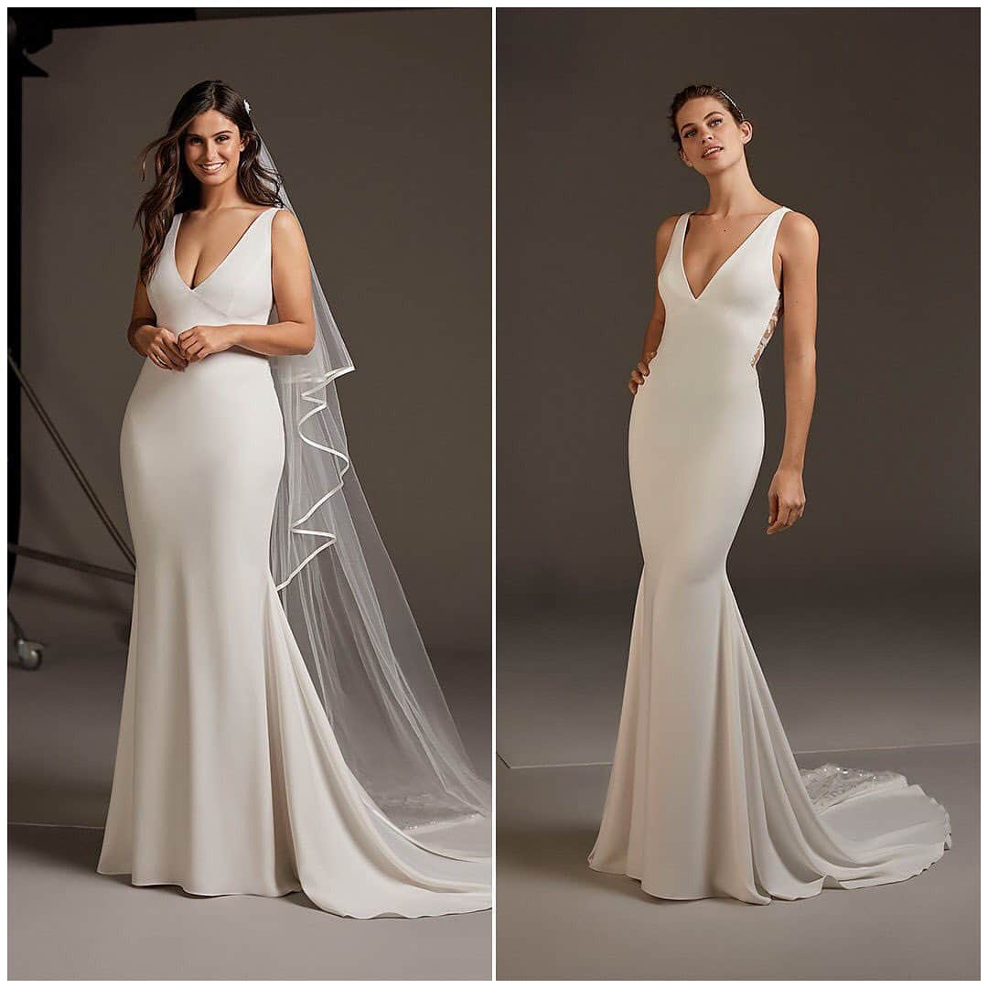 Pronoviasさんのインスタグラム写真 - (PronoviasInstagram)「Minimalist crepe dress with V-neck and sparkly details: try on the Aquila gown at your nearest Pronovias!」9月6日 18時35分 - pronovias