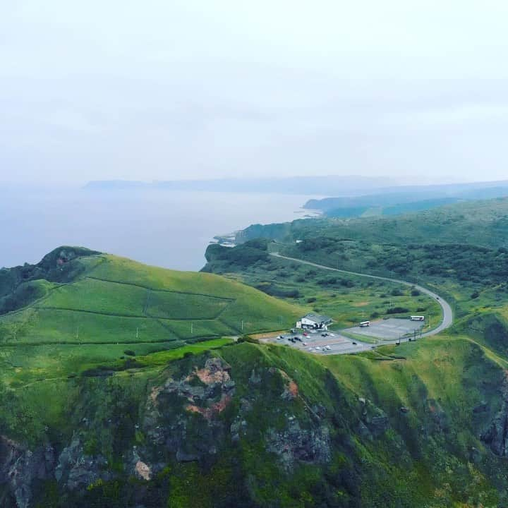 おのだまーしーのインスタグラム：「北海道初ドローン👏雨でちょっとしか飛ばせなかった😭 #神威岬」