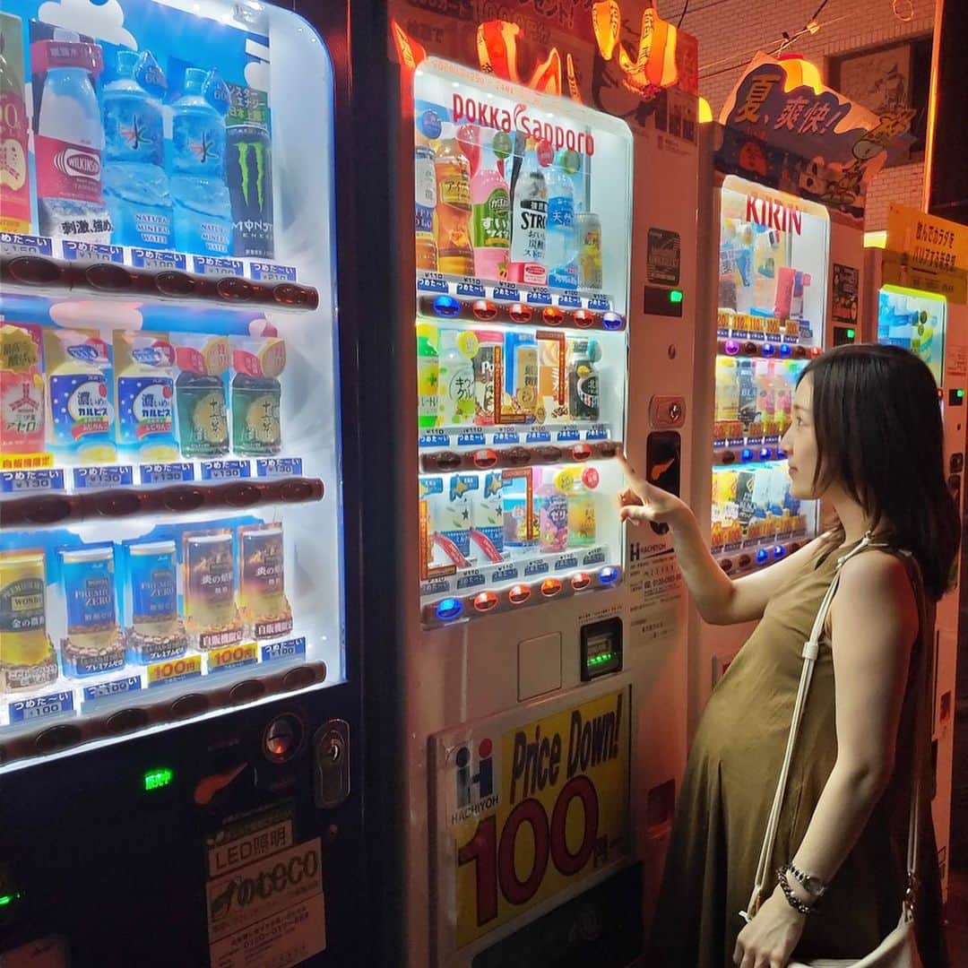 のインスタグラム：「旦那との夜散歩。﻿ ﻿ （旦那に「美化お願いします」﻿ って言って撮ってもらった日常です）﻿ ﻿ #日常 #お散歩 #旦那観察日記 #自動販売機﻿ #すいかサイダー #カルピス #夏の終わり #夜散歩 #じどはん #日常美化計画 #oppo #oppor17pro #妊婦服 #臨月妊婦 #臨月」