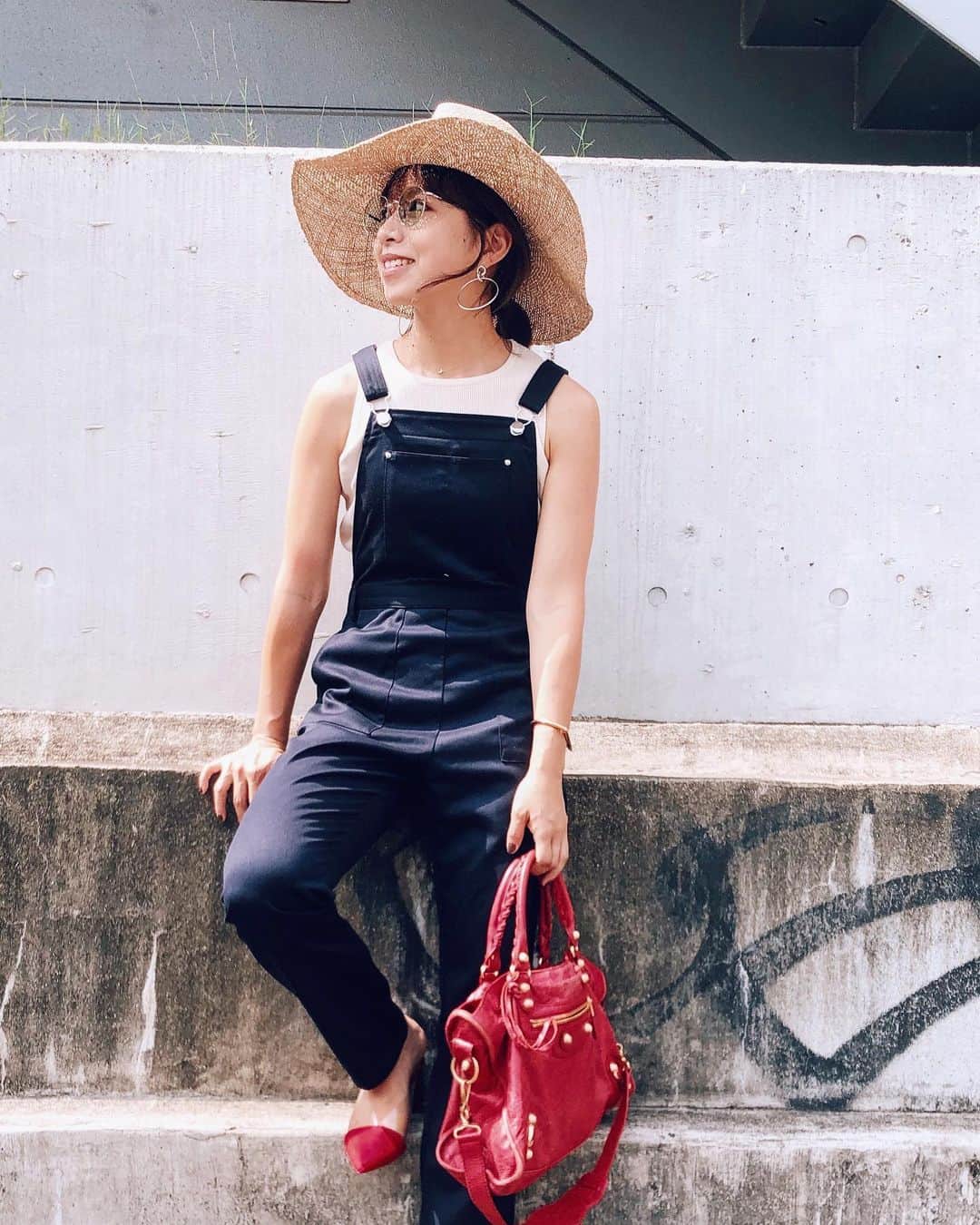 のインスタグラム：「夏日でしたね。形が最高なオーバーオールに出逢いましてん💛 . Tops @deuxiemeclasse  Overall @akte_official  Shoes @zara  Bag @balenciaga  Eyewear @blanc_official . #着痩せコーデ #オーバーオール  #156cm#156cmコーデ」