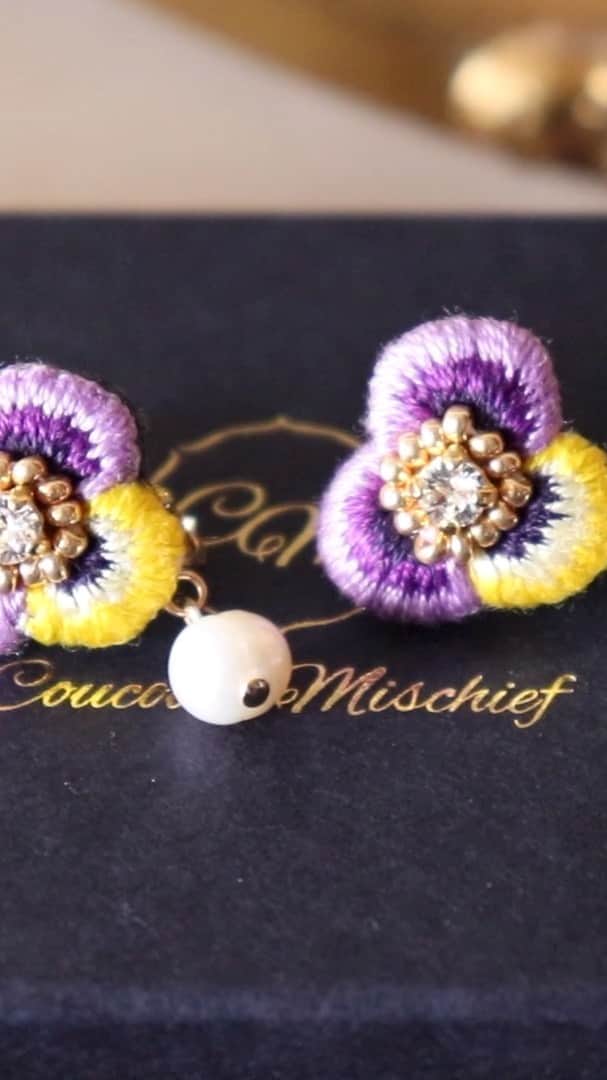 handmade shopのインスタグラム：「online shopで販売するアクセサリーです🌜  ぜひお買い物のご参考にされてください◯」