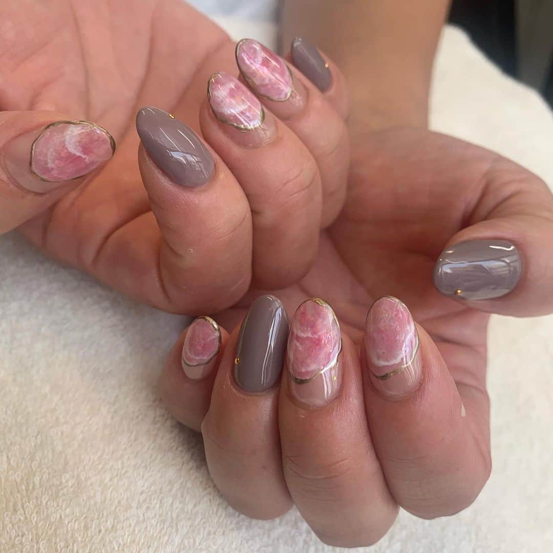 RUBY&ONYX by Kanako Miuraのインスタグラム：「キラキラ天然石💗 ・ ・ 9/7 17:00〜 9/8 17:30〜 9/9 12:00〜.14:30〜.17:00〜 9/10 12:00〜 ご案内可能です♥︎ お子様もお隣に座れるペアルームや個室もございます💡 ・ ・ ・ 🌿月額制もやってます🌿 ○プレミアム会員(ハンド&フット)¥29,800(税抜)・ ○ハンドレギュラー会員¥14,800(税抜)・ ○フットレギュラー会員¥14,800(税抜)・ ・ それぞれ全てのメニューが月に何度でもご利用頂けます。  ご予約、お問い合わせはDMまたは 0354595882 LINE ID：@ rubynail までお気軽にどうぞ💫  #daikanyama#nailsalon#nail#gelnail#rubyandonyx#summer#summernails#handnail#mode#cool#studs#menscare#ART#autumnnails#メンズネイル#メンズケア#定額制ネイル#通い放題#ジェルネイル#ネイル#ノーサンディング#ショートネイル#代官山ネイルサロン#トレンドネイル#ユニコーンネイル」