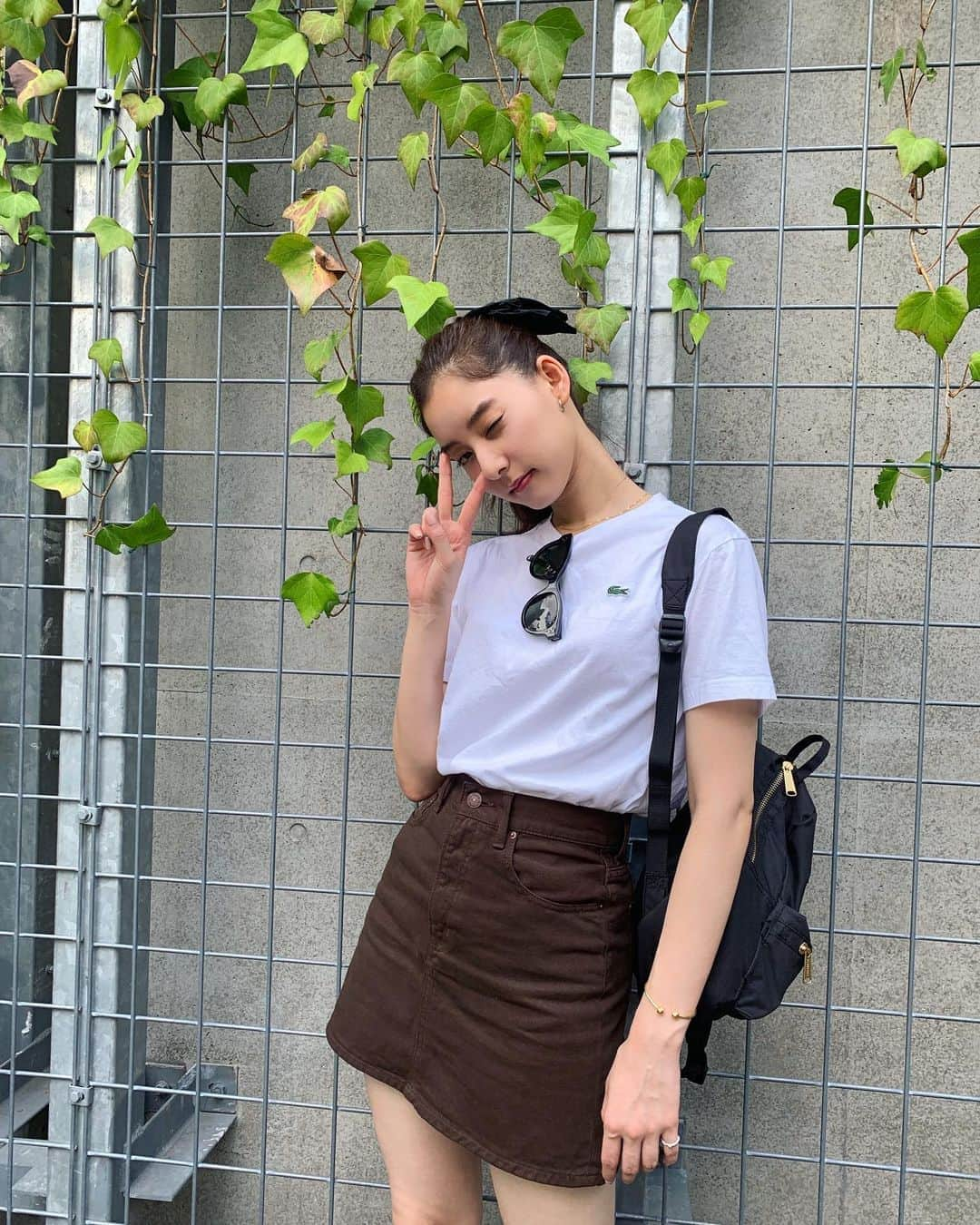 新木優子さんのインスタグラム写真 - (新木優子Instagram)「私服  tops : @lacoste  skirt : @sly_official  shoes : @tomorrowland_jp × @converse_jp  bag : @herscheljapan  sunglasses : old celine  @sly_official のスカートはセットアップのジャケットもあるけど、今日は暑すぎて着れず、、、😗」9月6日 19時00分 - yuuuuukko_