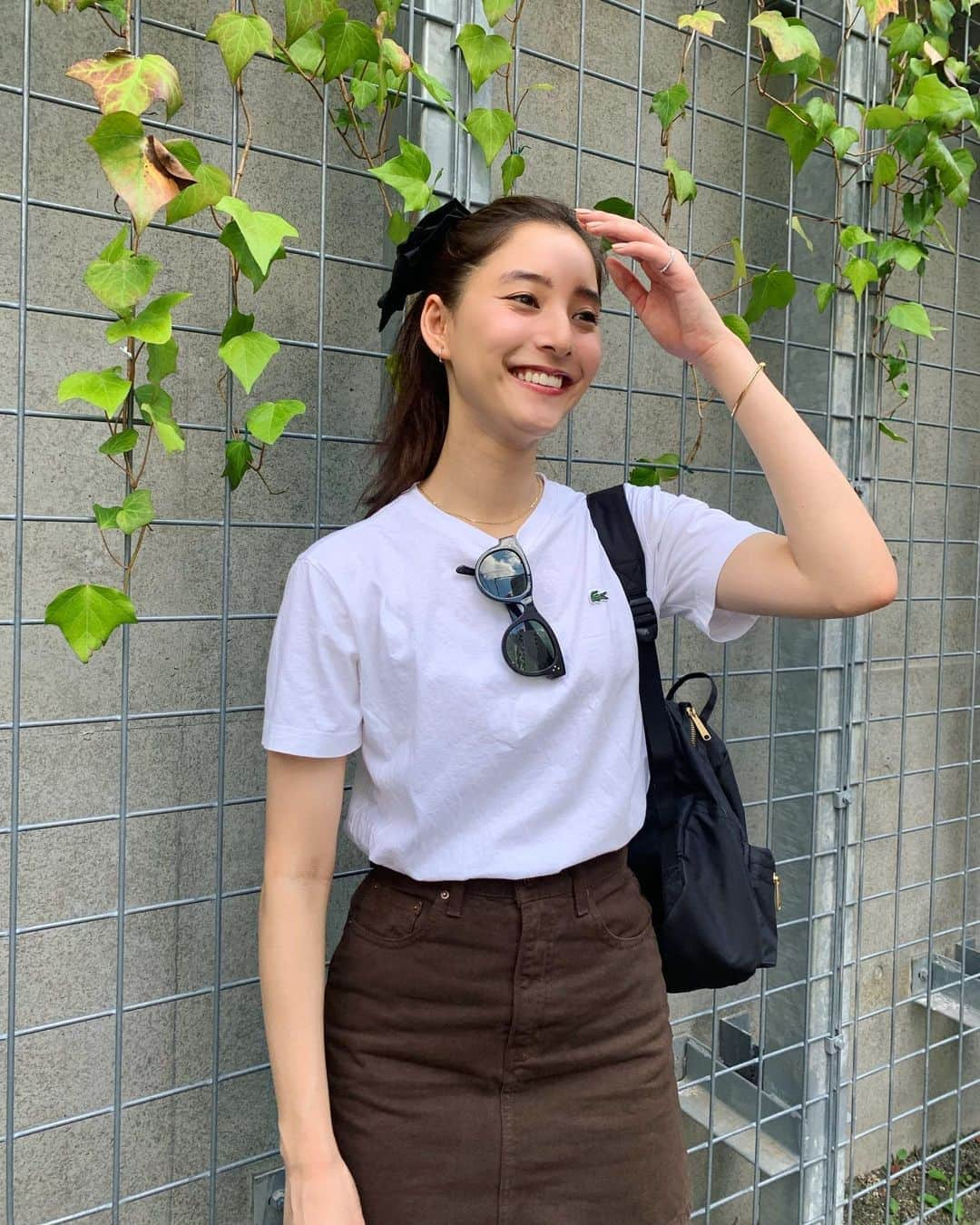 新木優子さんのインスタグラム写真 - (新木優子Instagram)「私服  tops : @lacoste  skirt : @sly_official  shoes : @tomorrowland_jp × @converse_jp  bag : @herscheljapan  sunglasses : old celine  @sly_official のスカートはセットアップのジャケットもあるけど、今日は暑すぎて着れず、、、😗」9月6日 19時00分 - yuuuuukko_