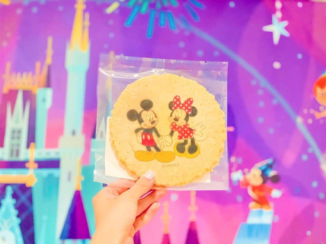 のインスタグラム：「ㅤ ㅤ セレブレーションホテル内の コンビニで売ってた ミキミニえびせん🐭🍘❤️💫 ㅤ ㅤ ㅤ ㅤ ㅤ ㅤ ㅤ iPhone XSの画質しゅごい🥺💭💓✨ ポートレートでぼやけるところ まちまちだけど🤣 ㅤ ㅤ ㅤ ㅤ ㅤㅤㅤ ㅤ ㅤ ㅤ #kana_disney ㅤ ㅤ ㅤ #東京ディズニーセレブレーションホテルウィッシュ #セレブレーションホテル #ディズニーホテル #東京ディズニーリゾート #ミキミニ #ミッキー #ミニー #tokyodisneyresort #tdr #celebrationhotel #celebrationhotelwish #tokyodisneycelebrationhotel #disneyhotel #disney #mickeymouse #minniemouse #iphonexs」
