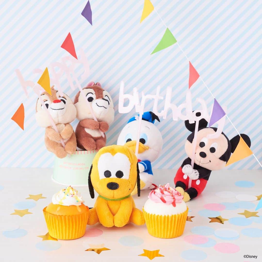 のインスタグラム：「#20190905 * ９月５日はプルートの誕生日！ ケーキでみんなでお祝いしよう * #ちょっこりさん #ディズニー#ディズニーグッズ #ぬい撮り#ぬいぐるみ #chokkorisan#disney #takaratomyarts #ぬいぐるみと撮り隊 #disney写真部 #ディズニーグッズ #ちょっこりさん好きな人とつながりたい」
