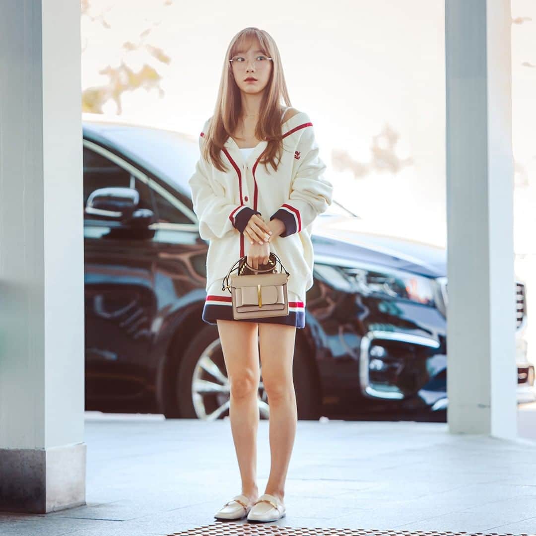 CHARLES & KEITHさんのインスタグラム写真 - (CHARLES & KEITHInstagram)「Pull any outfit together with our classic bow buckle bag, as seen on @taeyeon_ss. Tap to shop now.  #CharlesKeithSpotted  Product featured:  Bow buckle chain top handle bag, metal accent slip-on loafers」9月6日 19時00分 - charleskeithofficial
