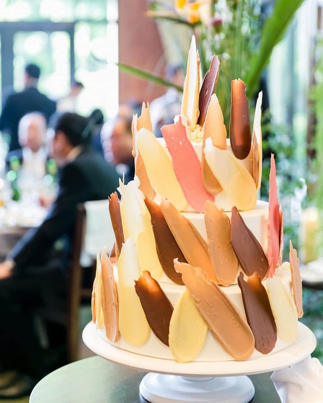 ARCH DAYS Weddingsさんのインスタグラム写真 - (ARCH DAYS WeddingsInstagram)「#ウェディングケーキ と言えば、白い生クリームに真っ赤なイチゴを飾るのが定番。﻿ ﻿ ﻿ ですが「結婚式のテーマカラーに赤が合わない」「もう少し個性的にしたい」など、考えている方も多いのでは？﻿ ﻿ ﻿ そこで今回は、あえてイチゴを飾らないウェディングケーキに注目✨「ウェディングケーキをどんなデザインにしよう？」と悩んでいる新郎新婦さんはぜひ参考にしてくださいね♡﻿ ﻿ ﻿ ▽このCOLUMNを見るにはストーリーズを☑️﻿ イチゴを使わない最旬ウェディングケーキデザイン特集﻿ ﻿ ﻿ ▽ARCH DAYSトップページはこちらから☑﻿ @archdays_weddings﻿ プロフィールのリンクから👰🏻﻿ ﻿ ﻿ ▽バースデー・ベビーシャワーなどの情報を見るなら💁🎉﻿ @archdays﻿ ﻿ ﻿ ----------------------﻿ #archdays #archdays_wedding #アーチデイズ #アーチデイズウェディング #wedding #bridal #weddingcake #weddingcakes #weddingcakeideas #weddingcakedesign #ウェディングケーキデザイン #ウェディングケーキ装花 #ウェディングケーキトッパー #ウエディングケーキ #ウエディングケーキデザイン #ケーキ #結婚式準備 #ウェディング準備 #結婚式 #ウェディング #ブライダル #プレ花嫁 #プレ花嫁準備 #卒花嫁 #卒花 #2019春婚 #2019夏婚 #2019秋 #2019冬婚﻿ ----------------------﻿ https://archdays.com/column/2019/09/06/46218﻿ ----------------------」9月6日 19時04分 - archdays_weddings