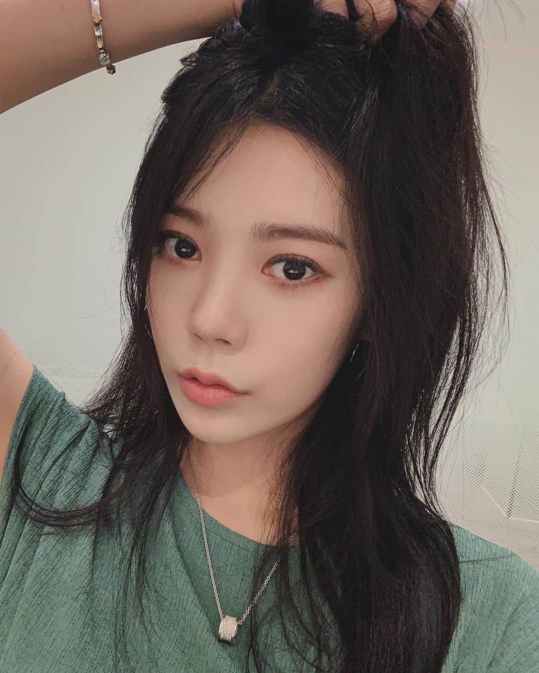リジ のインスタグラム：「오늘 메이크업이 잘먹은 이유！ Swipe👉🏻👉🏻👉🏻 쿠션매니아의 추천!!!! 진짜 컨실러가 필요없어요😚😚😚 아주그냥 쫙쫙 붙어요❣️ 특히!! 술 한잔만 해도 얼굴이 붉어지시는 분들 강력추천!!👍🏻👍🏻👍🏻 저는 세미매트 21호 사용했어요🤗 #블레미쉬커버#Blemishcover」
