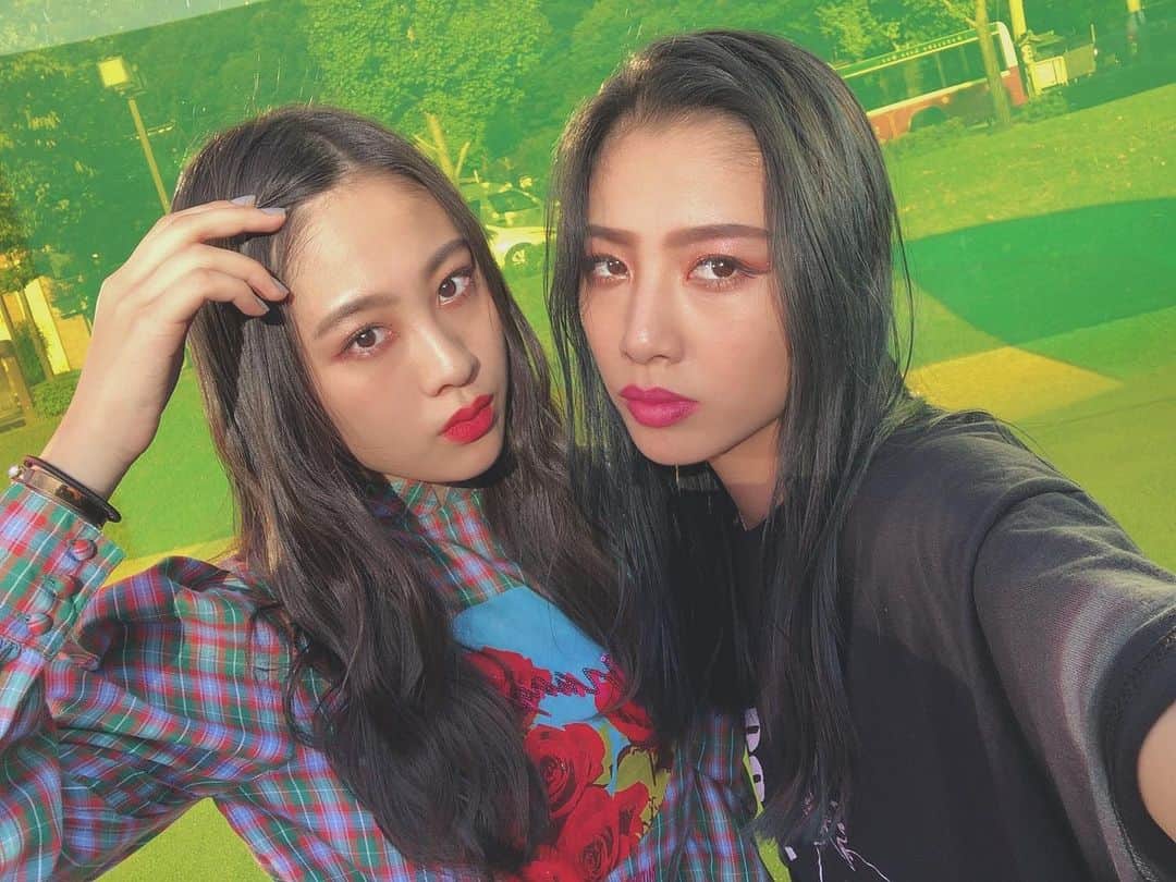 honoka のインスタグラム：「きのうの写真🙋🏻💕 今日もツアーの打ち合わせして 楽しみいっぱいふえた。 わくわく。  #21世紀美術館  #金沢 #太陽眩しくて険しい表情」