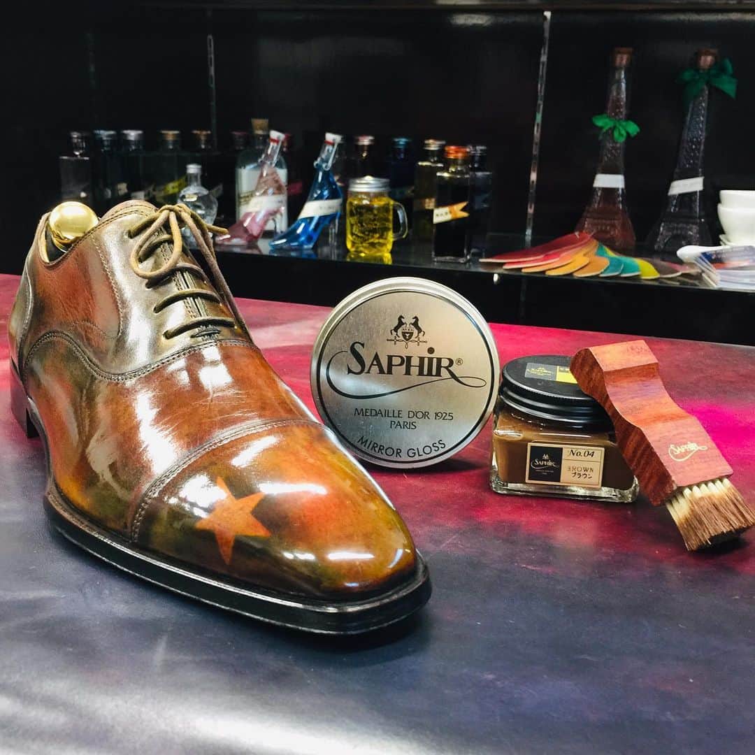 PR Sato Saphir（サフィール）さんのインスタグラム写真 - (PR Sato Saphir（サフィール）Instagram)「. サフィールノワール ミラーグロスを使用して磨きました。 ハイシャインをするだけで靴の印象がグッと変わります。 革靴で個性を出すにはぜひハイシャインを！ . #saphir #saphirnoir #saphirmedailledor #shoecare #shoeshine #highshine #mirrorshine #shoes #mensshoes #leathershoes #shoeslover #サフィール #サフィールノワール #シューケア #靴磨き #ハイシャイン #鏡面磨き #紳士靴 #革靴 #靴好き #足元倶楽部 #あしもと倶楽部 #オシャレさんと繋がりたい #パティーヌ #パティーヌシューズ #ミラーグロス」9月6日 19時06分 - saphir_japan