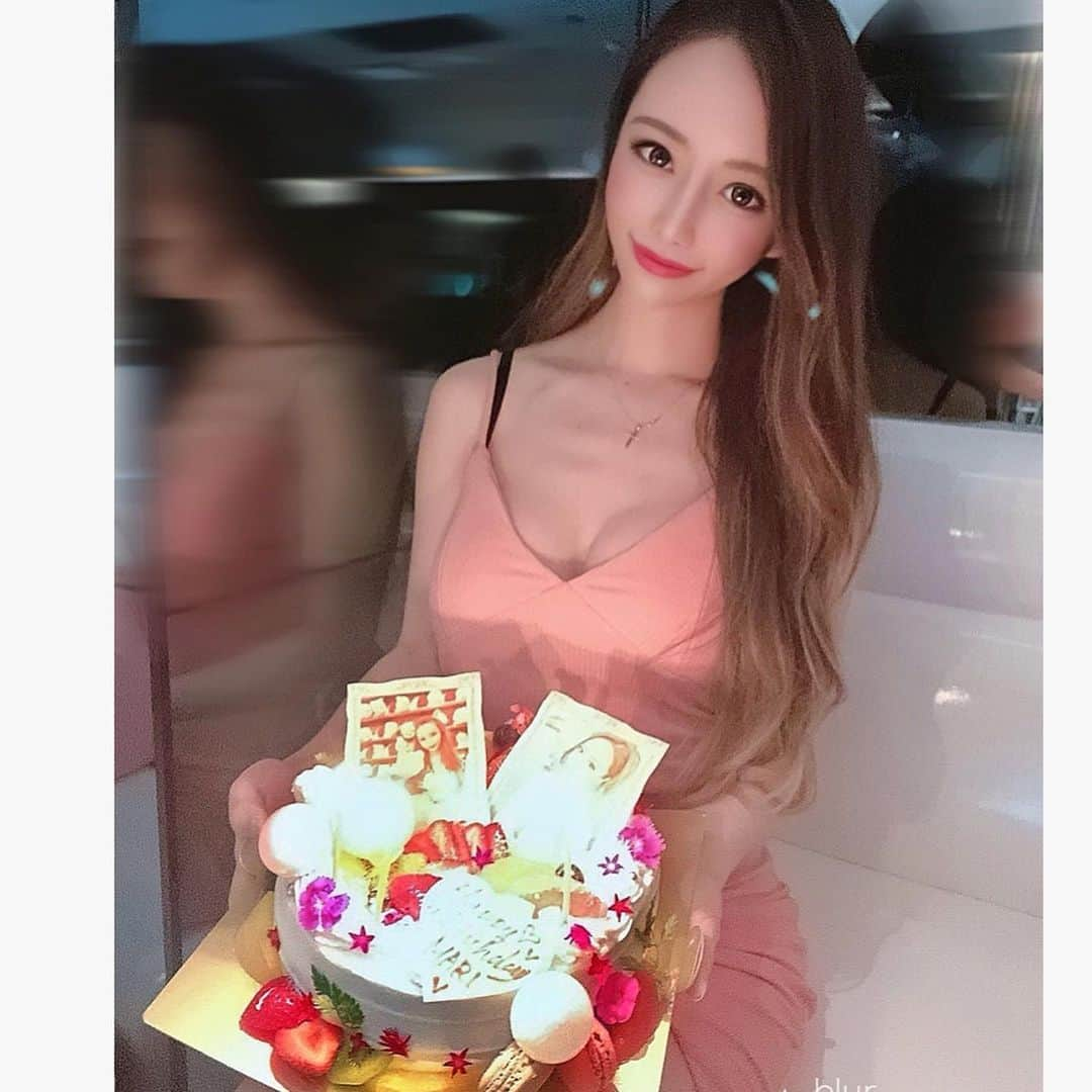 小松崎真理さんのインスタグラム写真 - (小松崎真理Instagram)「happy♡☺︎ #birthday#birthdaycake#happy#givenchy#lush#champagne#cosme#誕生日#ジバンシー#コスメ#ラッシュ#サプライズ#幸せ#六本木#シャンパン#ありがとう#はーと」9月6日 19時08分 - xs2.mari.s2x