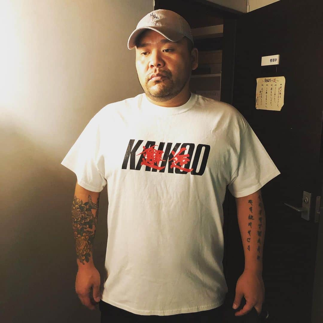 漢さんのインスタグラム写真 - (漢Instagram)「BAKUに「着ろ」って言われたKAIKOO TEE #kaikoo #kaikooasia #邂逅 #djbaku #9sari」9月6日 19時08分 - kan_9sari