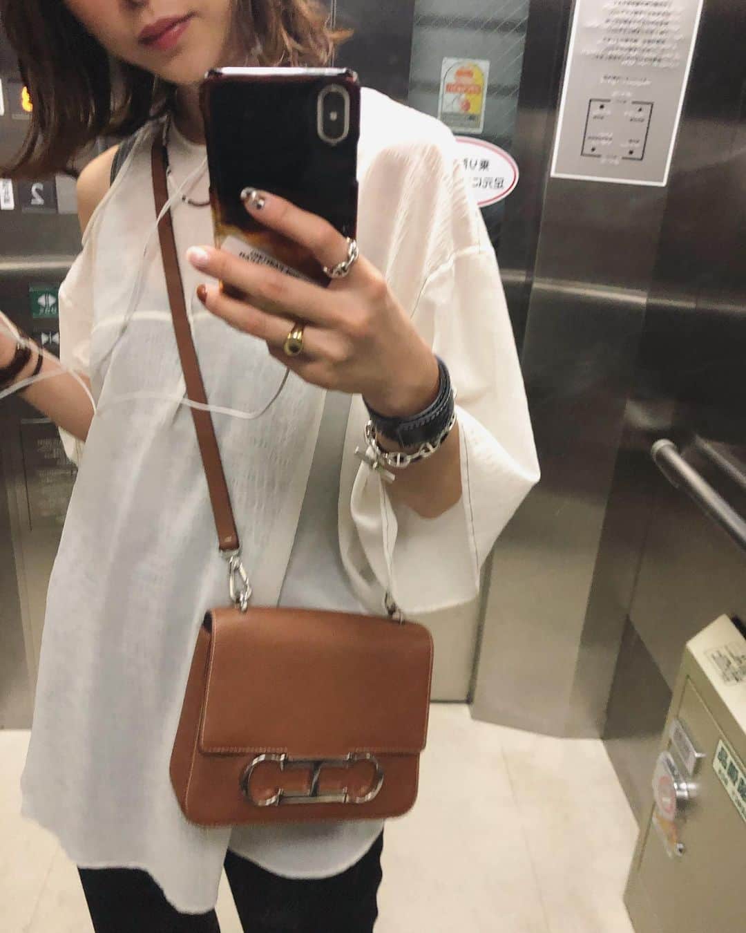 野尻美穂のインスタグラム：「全然暑くて振り回されすぎ。 でもまだ着れて嬉しい💕 このブラウス、発売してすぐなくなってしまったのだけど、実際めちゃくちゃ使えて、洗濯してもシワにならないし一瞬で乾くし、本当に優秀でした😭🔥 買ってくれた方、本当にありがとうございます🙏💕 iphoneケースはいつもの @ideasandpainting  新しくしました🥰 クーラーとの温度差で具合悪くなりそうなので今日はスンドゥブにします🔥 #preferships_mihonojiri」