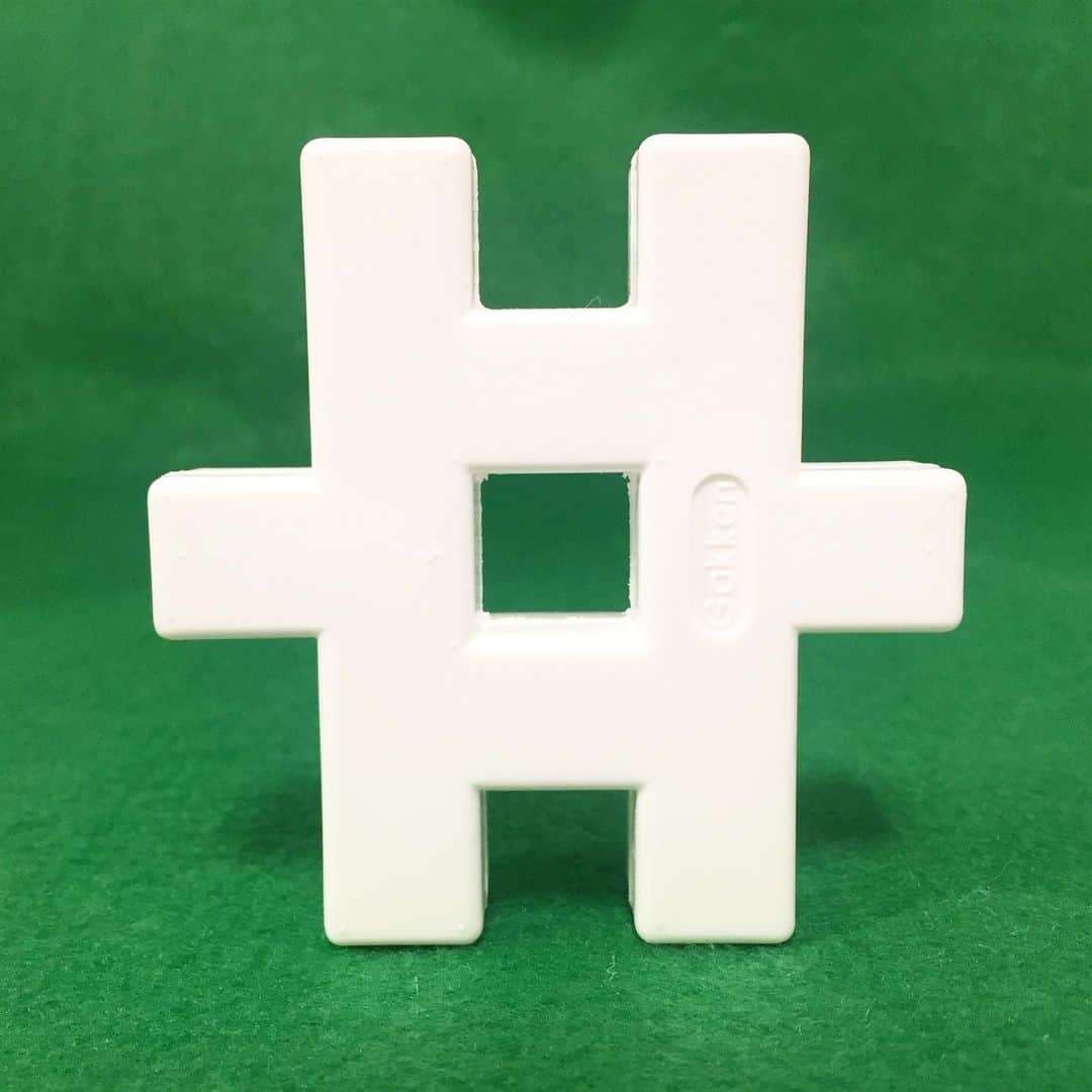 学研のニューブロック mini labo【公式】のインスタグラム：「このブロック、なにに見えるかな❓😙 おとうふ❓ 雪❓ ごはん❓ ぼくは.. おもちに見えたよ‼️ 季節外れのだけど、お雑煮が食べたいな🤤  ニューブロックは、見立て遊びも楽しいよ🎶😆 みんなは何に見えるかな❓  #ニューブロック #学研のニューブロック #ニューブロックminilabo #学研 #ブロック #ブロック遊び #いちばんくん #おもちゃ遊び #自分で考える力 #ひらめき #想像力 #生きる力 #子供の笑顔 #親子であそぼう #みたてあそび #みたての世界 #なににみえる #親子であそぼう #お豆腐 #雪 #ごはん #おもち #はんぺん」