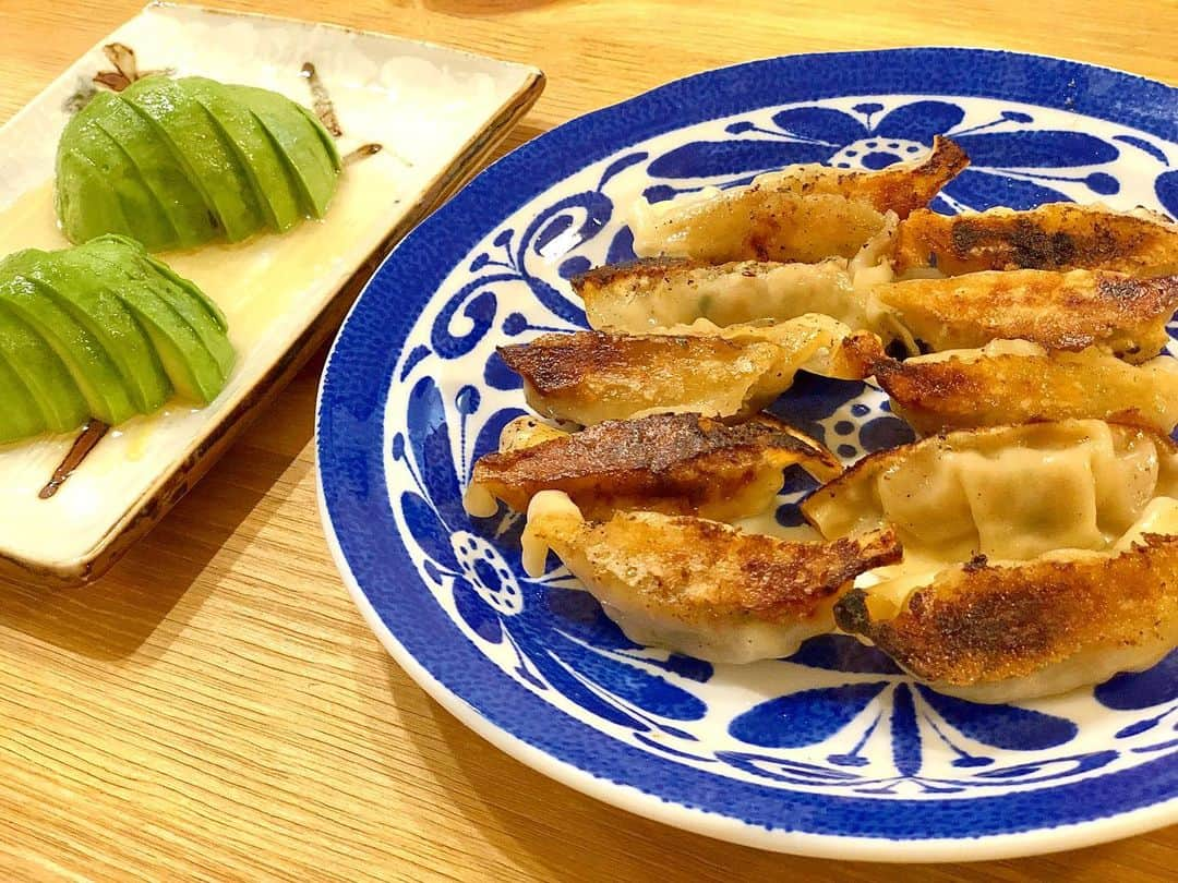 平田薫さんのインスタグラム写真 - (平田薫Instagram)「そんで今日も餃子。 1人飯。1人おつまみ🤤  粉が多めの餃子だったから、羽根できるかー？とワクワクしてたのに、全然だった。 美味しそうな羽根つき餃子への道は遠い。  リュウジお兄さんのアボカドナムルも。 前回育てているアボカドが枯れつつあるので、また育てる！！ #かおる食堂#居酒屋かおる #ちょい飲み #🥑#アボカド栽培」9月6日 19時21分 - hiratakaoru1215