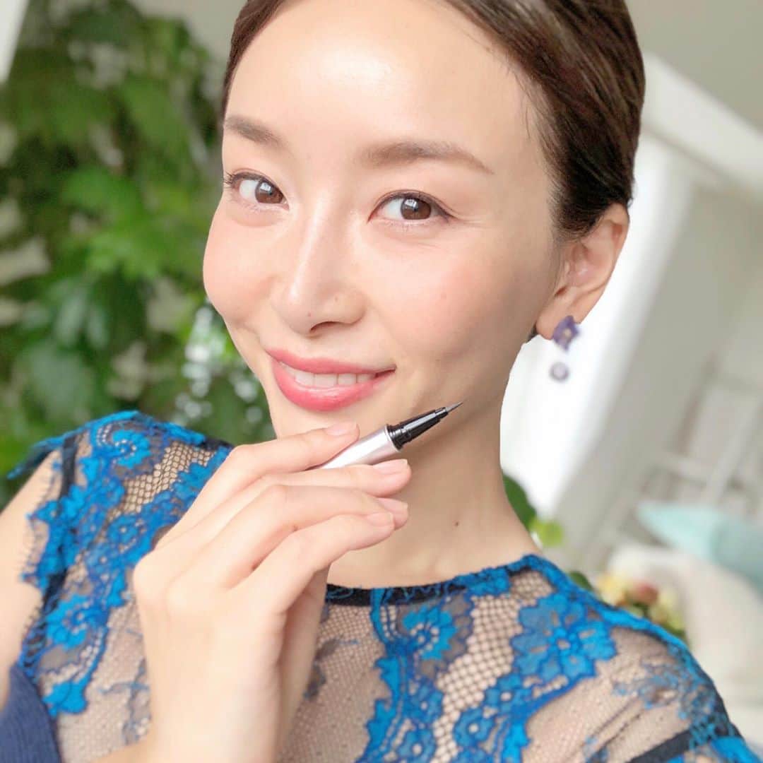 佐々木あさひのインスタグラム：「考え抜かれて作られたコスメの背景を知った上で使うか知らないで使うかでは全然愛着が違う。 キワミフデは正に知ることが出来て良かったコスメのひとつ🥰 . ・書道用の筆を作っているメーカーさんと共同開発した毛先 ・ウェーブ状で手にフィットする形状 ・あえて重く作った安定感のある容器 ・和をイメージしたカラーネーミング（墨色・栗色）とパッケージ  細部にまでこだわった事が使っていても分かるから、生まれてきてくれてありがとうと思いながら使ってる😚✨私もいつかこんなコスメ作ってみたいな🧚🏻‍♀️ #kiwamifude #キワミフデ #アイライナー #コージー本舗 #pr」