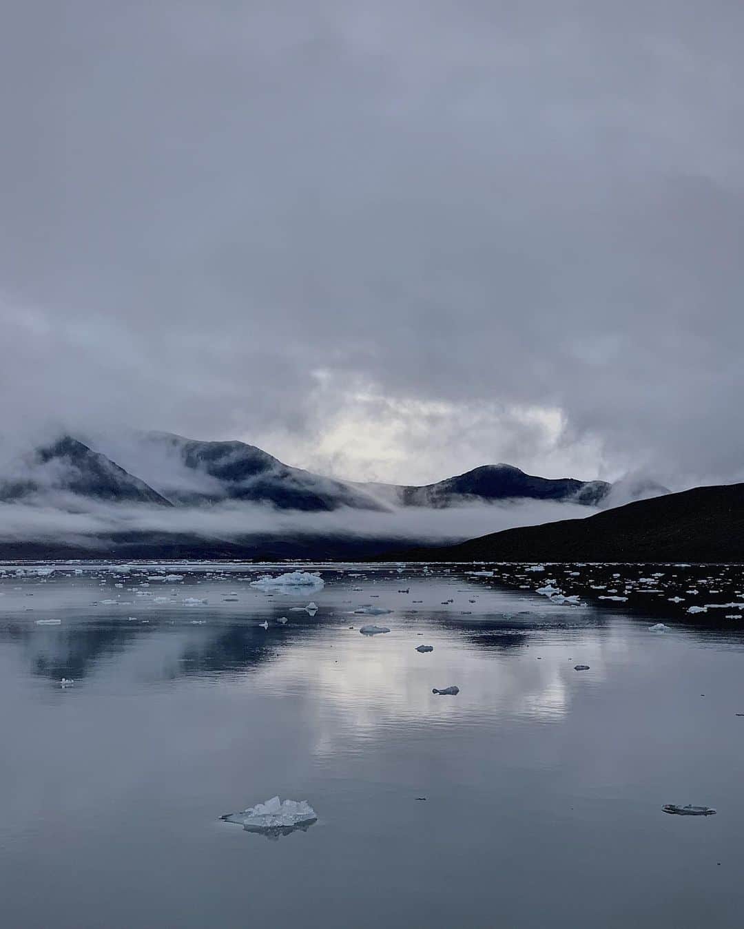 リウ・ウェンのインスタグラム：「🙏🏔🛶」