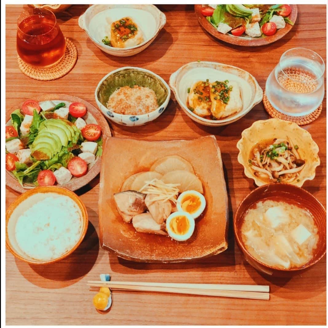 高梨臨さんのインスタグラム写真 - (高梨臨Instagram)「本日は #備前焼 のお皿で。ぶり大根をメインに٩( ᐛ )و サラダ・納豆・揚げ出し豆腐・ぶなしめじのソテー・お味噌汁・ごはん。 #高梨食堂 #人魚の箸置き」9月6日 19時33分 - rintakanashi_official