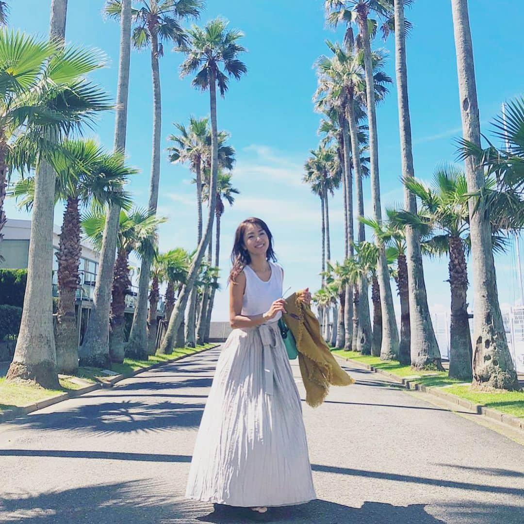 草柳ゆうきさんのインスタグラム写真 - (草柳ゆうきInstagram)「やっと行けた海ー🏖 今日は物凄く暑くて真夏気分🌞 まだ夏は終わらせない！ って台風きてるー😓  トップス&スカート @the_newhouse  バッグ @stateofescape  ストール @asaucemeler ・  #大人カジュアル#ママコーデ#今日のコーデ#シンプルコーデ#アラフォーコーデ#アラフォーママ#今日の服#ママ#ママライフ#アラフォー#カジュアル#コーデ#ママファッション#お洒落さんと繋がりたい#インスタ映え#locari#ootd_kob #code#fashion#スナップミー#小学生ママ」9月6日 19時39分 - kusayuu