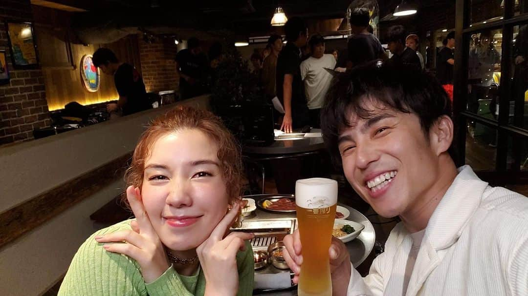 仲里依紗さんのインスタグラム写真 - (仲里依紗Instagram)「この間、2人ではじめて 広告の撮影でした🥰❤️❤️❤️ . 記念にツーショット自撮り💓✨w スタッフさんの前で 恥ずかしい🤪 . もうすぐ公開なので お楽しみに😁👍✨❣️ . 撮影では キツネさんの おしゃべりが 炸裂してて楽しかったな〜🤣💓 . #これが私の一番おいしい」9月6日 19時40分 - riisa1018naka