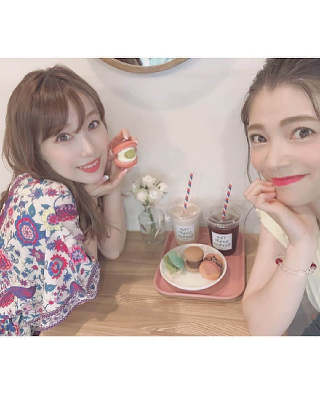 今吉めぐみさんのインスタグラム写真 - (今吉めぐみInstagram)「あいぴー @aiko_kayo1211  と行った可愛いマカロンカフェ❤️﻿ ﻿ #thesugarforest_tokyo ﻿ #韓国マカロン でぷっくりしてて﻿ 見た目もとーーーってもラブリー❤️﻿ ﻿ 店内も韓国っぽくて﻿ シンプル可愛かった！！！﻿ ﻿ ﻿ 土日だったからか﻿ 16時頃行ったら﻿ 結構、売り切れてた😢﻿ 人気なのですね✨﻿ ﻿ ﻿ カフェしてたら﻿ テイクアウトのみ人も多かった〜！﻿ ﻿ こんな可愛いマカロン買いそうにない﻿ イカつめの殿方が﻿ テイクアウトしてキュンとした。笑﻿ ﻿ ﻿ こんなの手土産にしてれる殿方﻿ たまんねぇぇぇ❤️❤️﻿ ﻿ ﻿ ﻿ ﻿ 高円寺にあるよ〜❤️﻿ ﻿ ﻿ 『the sugarforest tokyo』﻿ 東京都杉並区高円寺南4-24-11 宝山ビル1階﻿ 高円寺駅から182m﻿ ﻿ ﻿ 営業時間﻿ 12:00〜20:00﻿ 日曜営業﻿ 定休日﻿ なし﻿ ﻿ ﻿ ＊お盆休み中期間だったからか﻿ マカロンが売り切れちゃったからか﻿ 私が行った日曜日は18月閉店だったよ💡﻿ ﻿ ﻿ #高円寺 #マカロンカフェ#トゥンマカロン#高円寺カフェ#東京女子部#カフェ巡り東京  #cafelog_mg」9月6日 19時39分 - megu813