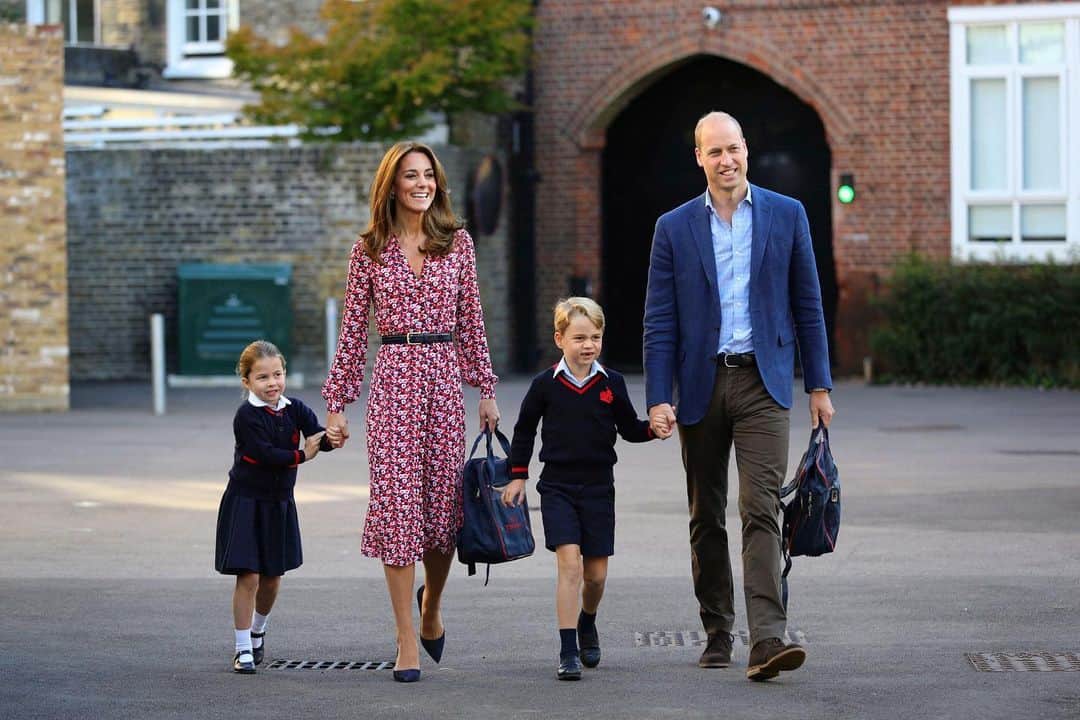 Vogue Australiaさんのインスタグラム写真 - (Vogue AustraliaInstagram)「#PrincessCharlotte of Cambridge's first day of school is already a moment for the history books. Though the attentions of royal admirers around the world were focused on the four-year-old as she celebrated a rite of passage it would be remiss to look past the #DuchessofCambridge as she unveiled a brand new beauty look! Tap the bio link to discover #KateMiddleton's dramatic hair change and look back on all of her best hair moments. 📷 Getty Images」9月6日 19時41分 - vogueaustralia