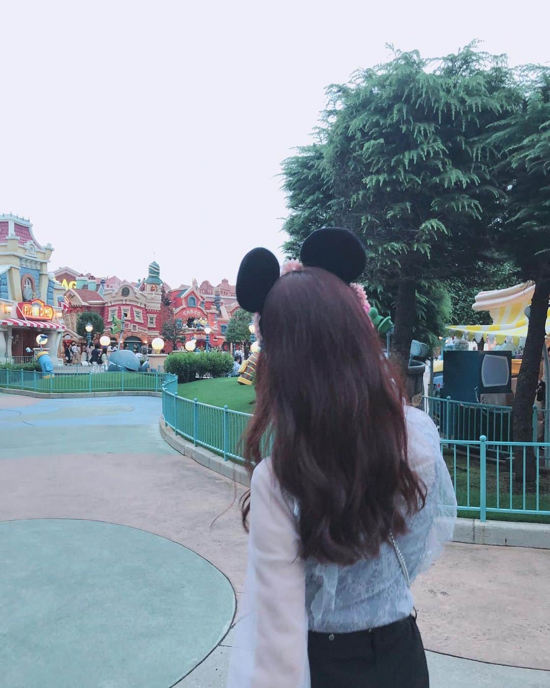 日下部美愛のインスタグラム：「💙💙💙 . . #TDL #disney #photo #japan #model #me #hair #haircolor #hairstyles #fashion #makeup #selfie #followme #instagood #camera #instadaily #dailylook #selfie #한국 #맞팔 #사진 #데일리 #데일리룩 #인스타사진 #인스타그램 #일본인 #패션 #패션스타그램」