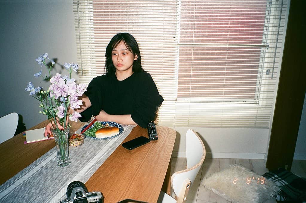 山内優花のインスタグラム：「隠す、よりは﻿ ありのままでいたいなーと年々﻿ ﻿ ﻿ 頑張ってしまうのは﻿ 自分の悪いところと﻿ いいところ、どちらも﻿ 兼ねてると思うけれど﻿ 頑張らない、ができるように﻿ なる方がわたしには大事なの﻿ かもしれない。﻿ ﻿ ﻿ でも、﻿ 頑張り続ける母の背中を﻿ 追って、頑張ってしまう﻿ 人間になれたんだとしたら﻿ それは抱きしめたいパーソナリティだ。﻿ ﻿ #フィルム」