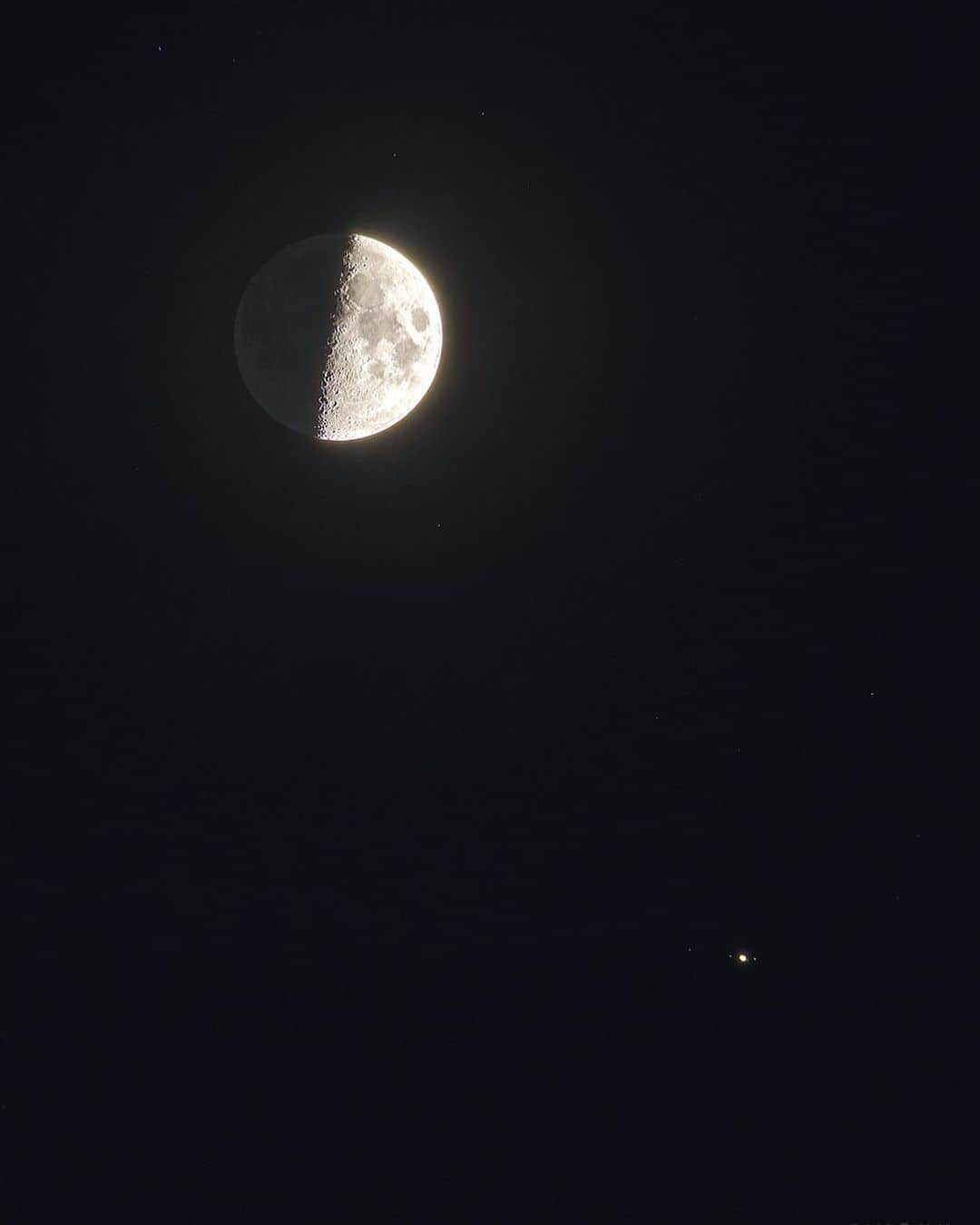 KAGAYAさんのインスタグラム写真 - (KAGAYAInstagram)「空をご覧ください。 南西に上弦の月が輝いています。 月の右下に、まるで月のしずくのように輝く明るい星は木星です。 写真は今望遠鏡を使って撮影したもので、木星の周りの衛星も写っています。 #moon #星空」9月6日 20時01分 - kagaya11949