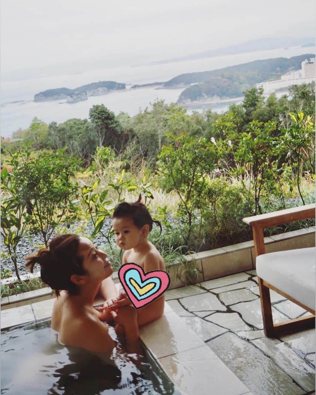 のインスタグラム：「温泉に行きたいなぁ…♨️ と、年末の温泉旅行を振り返る🧖‍♀️🧖‍♂️ . ここ数日、娘が風邪をひいたり私にうつって久し振りに寝込んでしまったり、と…🤧🤒 . 食欲もなくて、携帯を触る気力も無くて、ただひたすらに身体を休ませてもらったおかげで、2人とも回復しました🤗❤️ . 体調が悪い時はしんどかったけど、食事やsnsなどの情報のファスティングをしたおかげで、文字通り身体も心も軽くなって、根本からの力が蘇った感じ🐉✨ .  全て必要なことしか起こらない✨❤️✨ . 久しぶりの風邪は良いデトックスになって有り難かったです😊🙏🌈✨ . 近々行く温泉で、更に養生してこようっと😆❤️♨️ ・・・ ・・・ #love #happy #family #mamalife #babygirl #温泉 #throwback #風邪 は  #detox #身体も心も軽くなる #感謝 🙏」