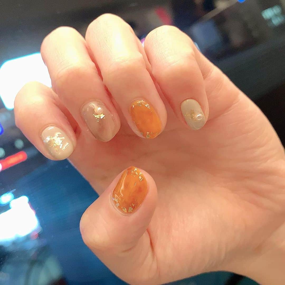 のインスタグラム：「ぐっばい夏ネイル﻿ はろー秋ネイル﻿ ﻿ 来週から台湾だから﻿ まだ夏気分だけどねん😆﻿ ﻿ #ネイル #nail﻿ #秋ネイル」