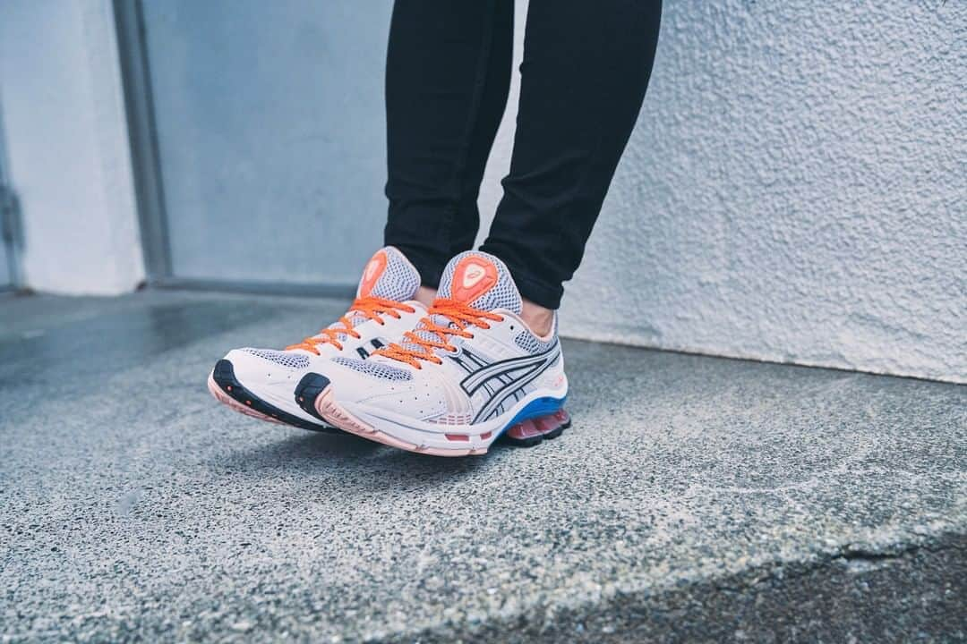 ASICS Tiger JAPANさんのインスタグラム写真 - (ASICS Tiger JAPANInstagram)「. GEL-KINSEI OG WHITE x PIEDMONT GREY  2019.09.20(FRI) IN STORES  アッパーはバイオモルフィッティングにより優れたフィット性を発揮。前足部、かかと部のGELが衝撃緩衝性をもたらしている。 スポーツミックスなスタイルはもちろん、シティコーデの外し役としても活躍する一足。  #GELKINSEIOG #ASICSTIGER #アシックスタイガー . #kicks #sneakers #kicksonfire #kotd #todayskicks #kickstagram #シューズ #ファッション #スポーツミックス #2019aw #ランニング #シティコーデ」9月6日 20時00分 - asics_sportstyle_jp