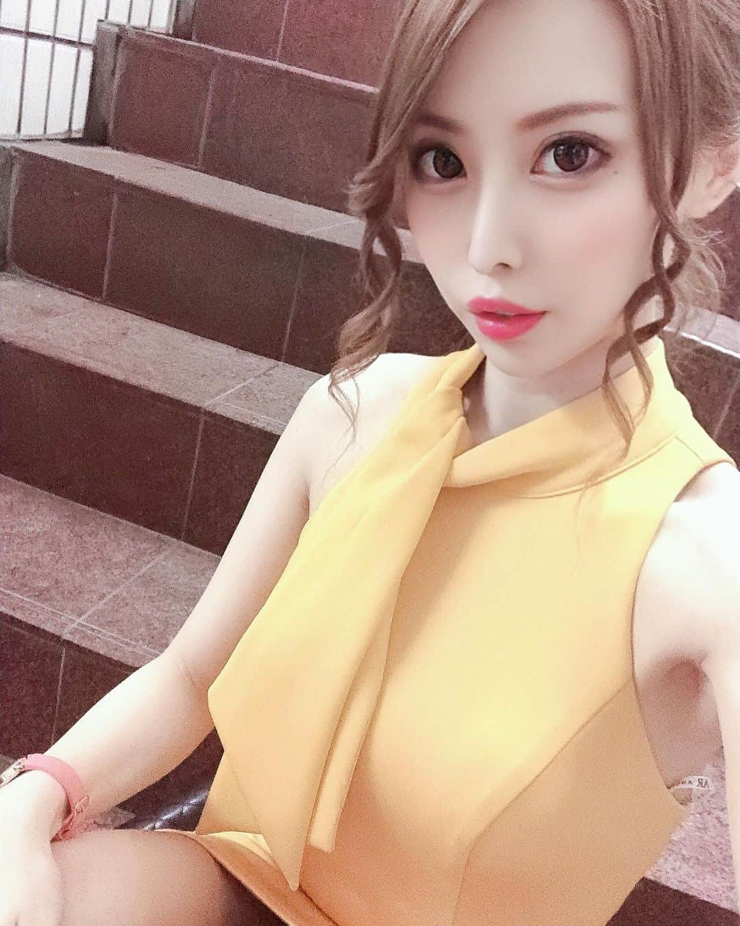 高橋沙弥華のインスタグラム：「2枚目加工なしの色味😍辛子色❤  スカーフ👗可愛い🥺💓 緑も買おうかな🤔🤔 @angelr_dress  #ドレス #dress #からしいろ #可愛い #スカーフ #スカーフドレス #ホルターネック #ホルターネックドレス」