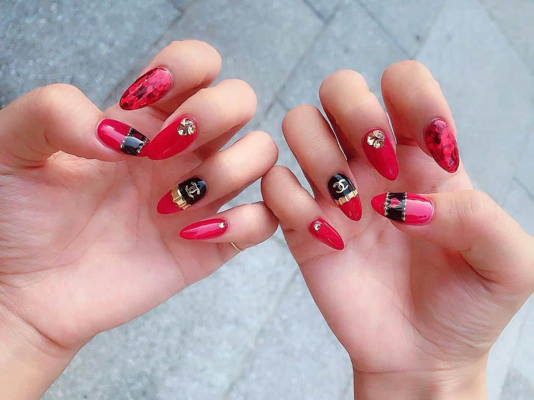 鈴木まりなのインスタグラム：「New Nail❤️ 秋っぽく赤色に💋   心斎橋駅からすぐの @list.nail 担当は盛さん✨   スタッフの皆様もすごく丁寧で🥺 行くだけで気分があがる 洗練された雰囲気のネイルサロン🌟  毎月の楽しみ❤️❤️    #マリナネイル #ネイルデザイン #赤ネイル #大阪ネイルサロン #ネイルでマインドリセット #list_nail #nail #naildesign #silvernails」