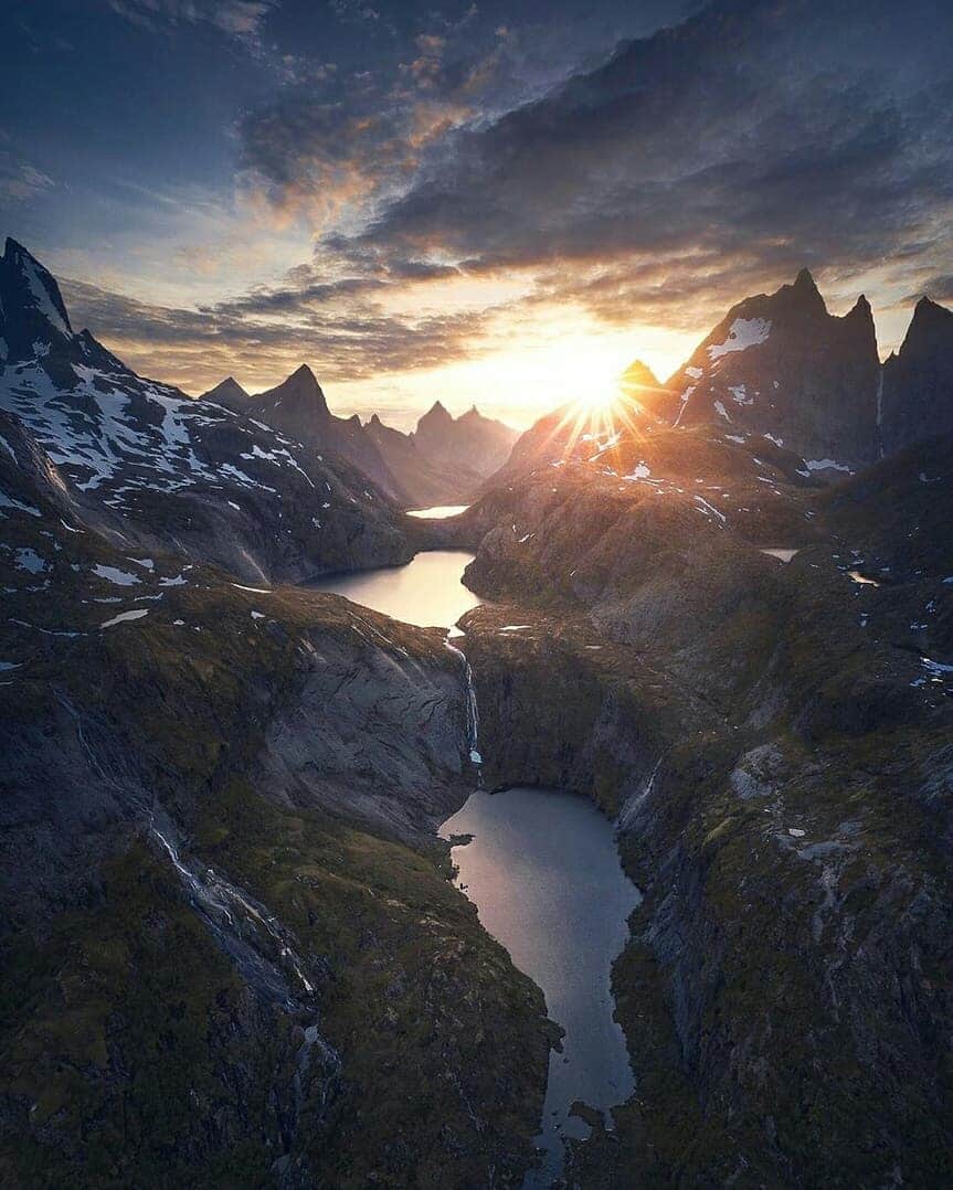Discover Earthさんのインスタグラム写真 - (Discover EarthInstagram)「You'll never forget your first approach to the Lofoten Islands 🇳🇴. The islands' tall, craggy profiles stand against the sky like some spiky sea dragon. The beauty of this place is simply staggering. Which photo do you like the best? — 📍 #DiscoverNorway — 📸 Photos taken by @visualsofjulius」9月6日 20時08分 - discoverearth
