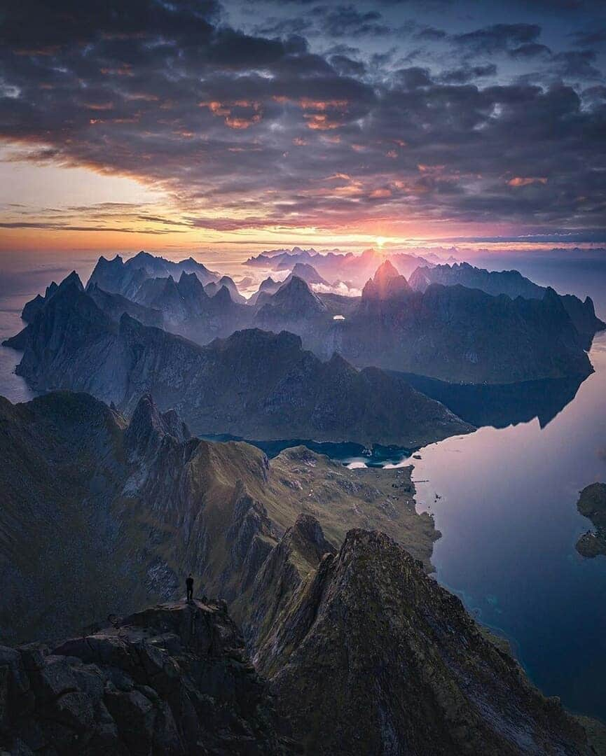 Discover Earthさんのインスタグラム写真 - (Discover EarthInstagram)「You'll never forget your first approach to the Lofoten Islands 🇳🇴. The islands' tall, craggy profiles stand against the sky like some spiky sea dragon. The beauty of this place is simply staggering. Which photo do you like the best? — 📍 #DiscoverNorway — 📸 Photos taken by @visualsofjulius」9月6日 20時08分 - discoverearth