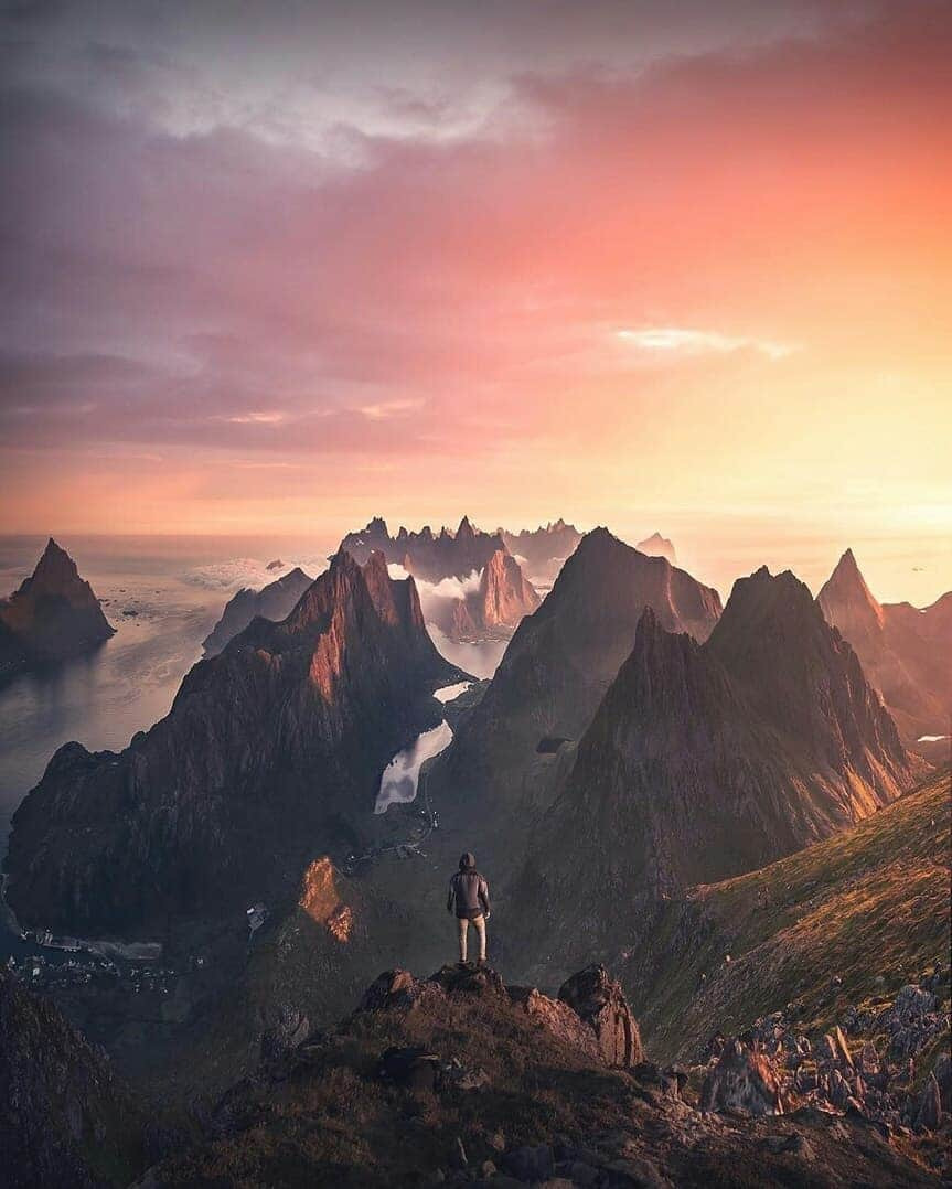 Discover Earthさんのインスタグラム写真 - (Discover EarthInstagram)「You'll never forget your first approach to the Lofoten Islands 🇳🇴. The islands' tall, craggy profiles stand against the sky like some spiky sea dragon. The beauty of this place is simply staggering. Which photo do you like the best? — 📍 #DiscoverNorway — 📸 Photos taken by @visualsofjulius」9月6日 20時08分 - discoverearth