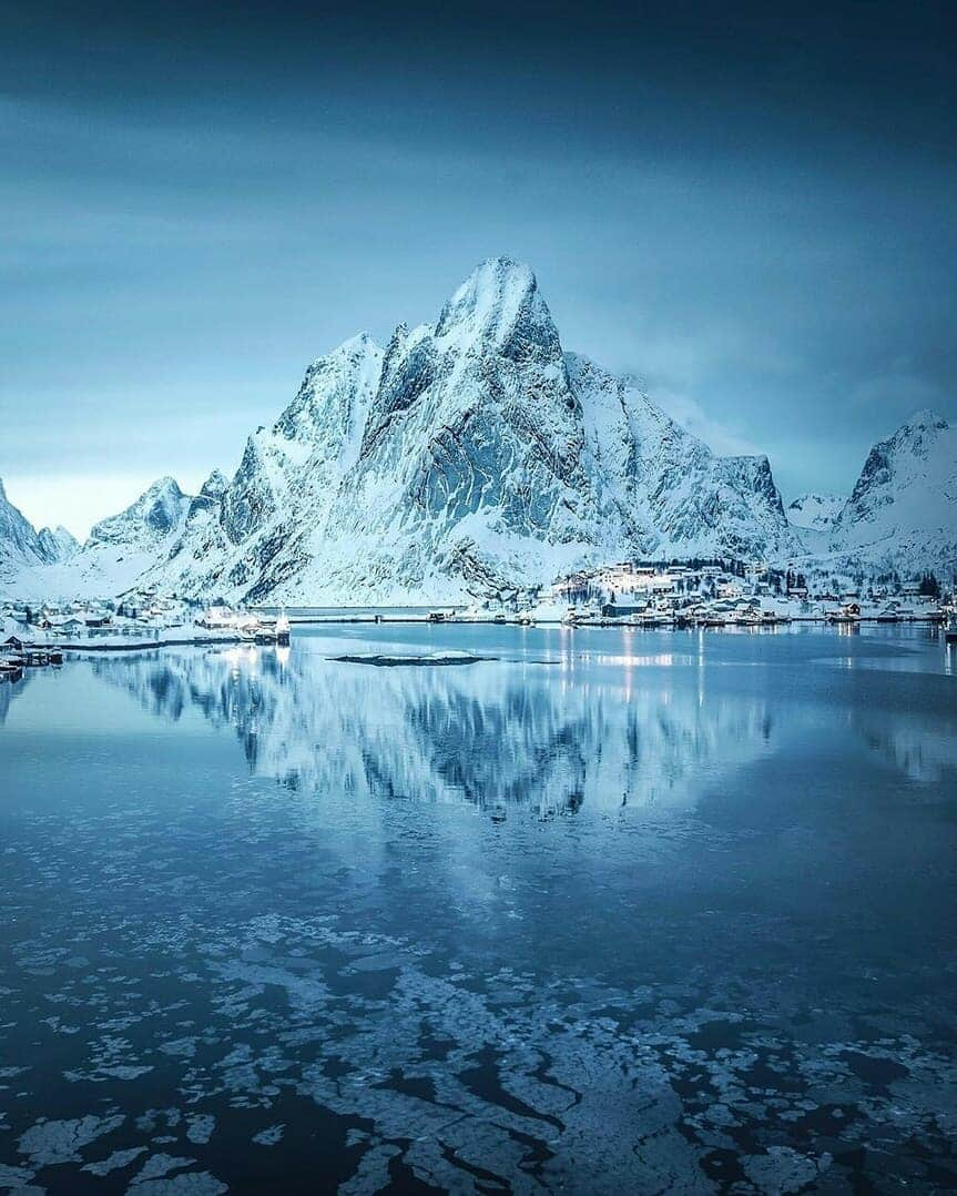 Discover Earthさんのインスタグラム写真 - (Discover EarthInstagram)「You'll never forget your first approach to the Lofoten Islands 🇳🇴. The islands' tall, craggy profiles stand against the sky like some spiky sea dragon. The beauty of this place is simply staggering. Which photo do you like the best? — 📍 #DiscoverNorway — 📸 Photos taken by @visualsofjulius」9月6日 20時08分 - discoverearth