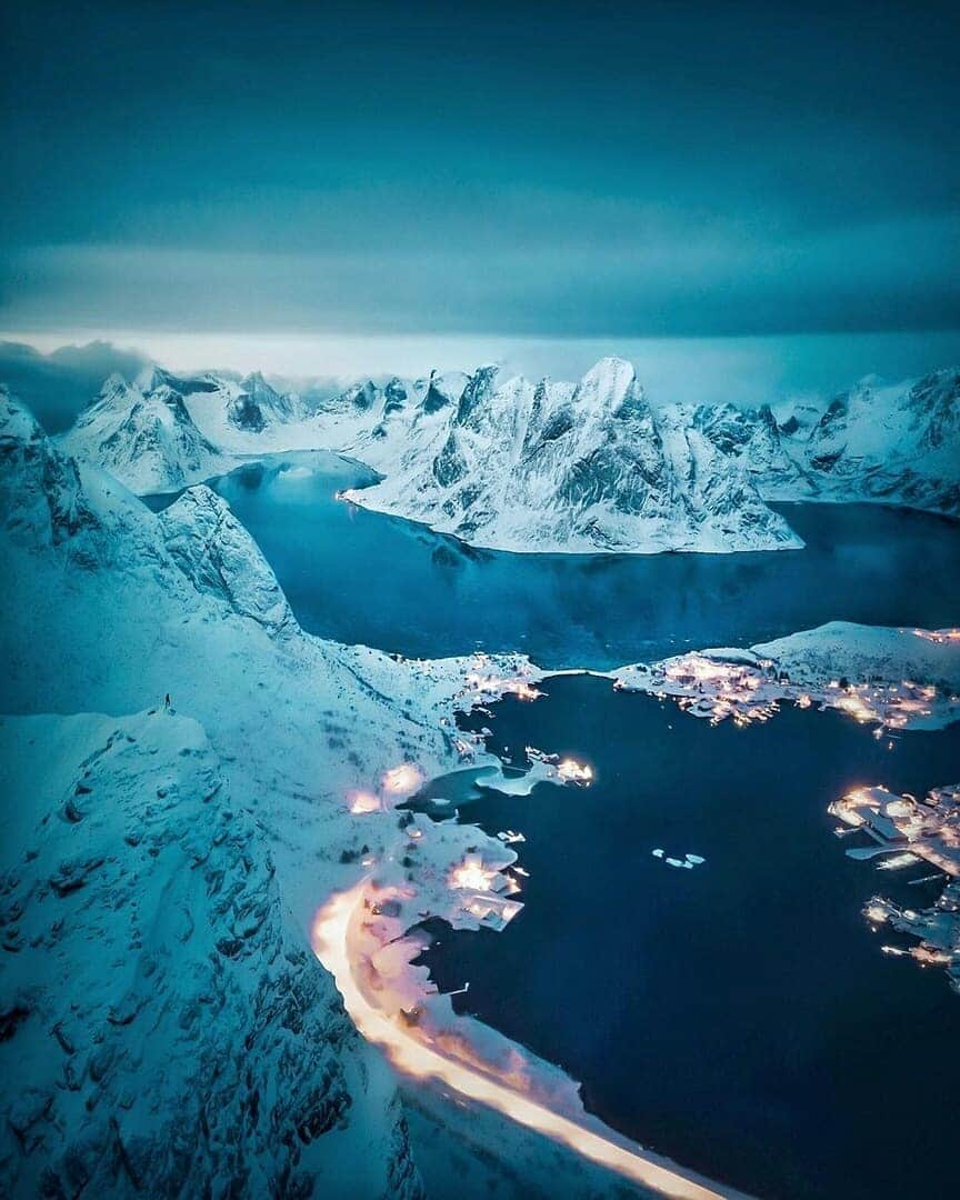 Discover Earthさんのインスタグラム写真 - (Discover EarthInstagram)「You'll never forget your first approach to the Lofoten Islands 🇳🇴. The islands' tall, craggy profiles stand against the sky like some spiky sea dragon. The beauty of this place is simply staggering. Which photo do you like the best? — 📍 #DiscoverNorway — 📸 Photos taken by @visualsofjulius」9月6日 20時08分 - discoverearth