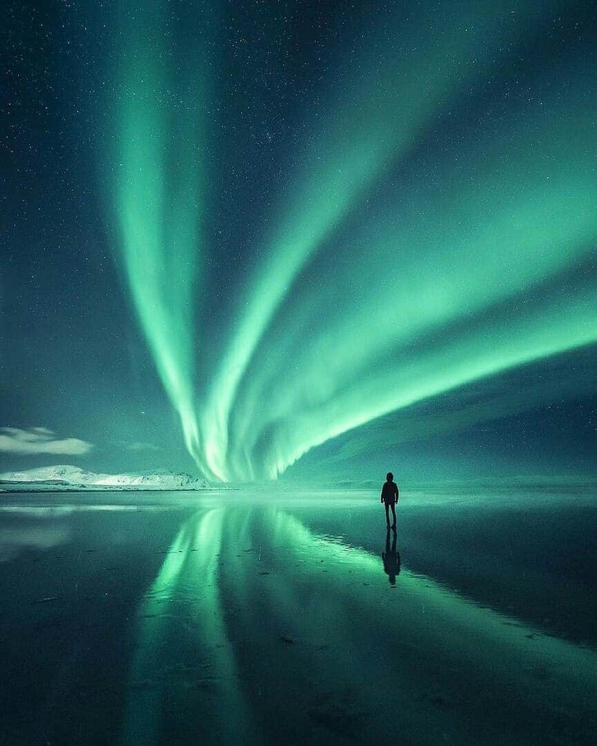 Discover Earthさんのインスタグラム写真 - (Discover EarthInstagram)「You'll never forget your first approach to the Lofoten Islands 🇳🇴. The islands' tall, craggy profiles stand against the sky like some spiky sea dragon. The beauty of this place is simply staggering. Which photo do you like the best? — 📍 #DiscoverNorway — 📸 Photos taken by @visualsofjulius」9月6日 20時08分 - discoverearth