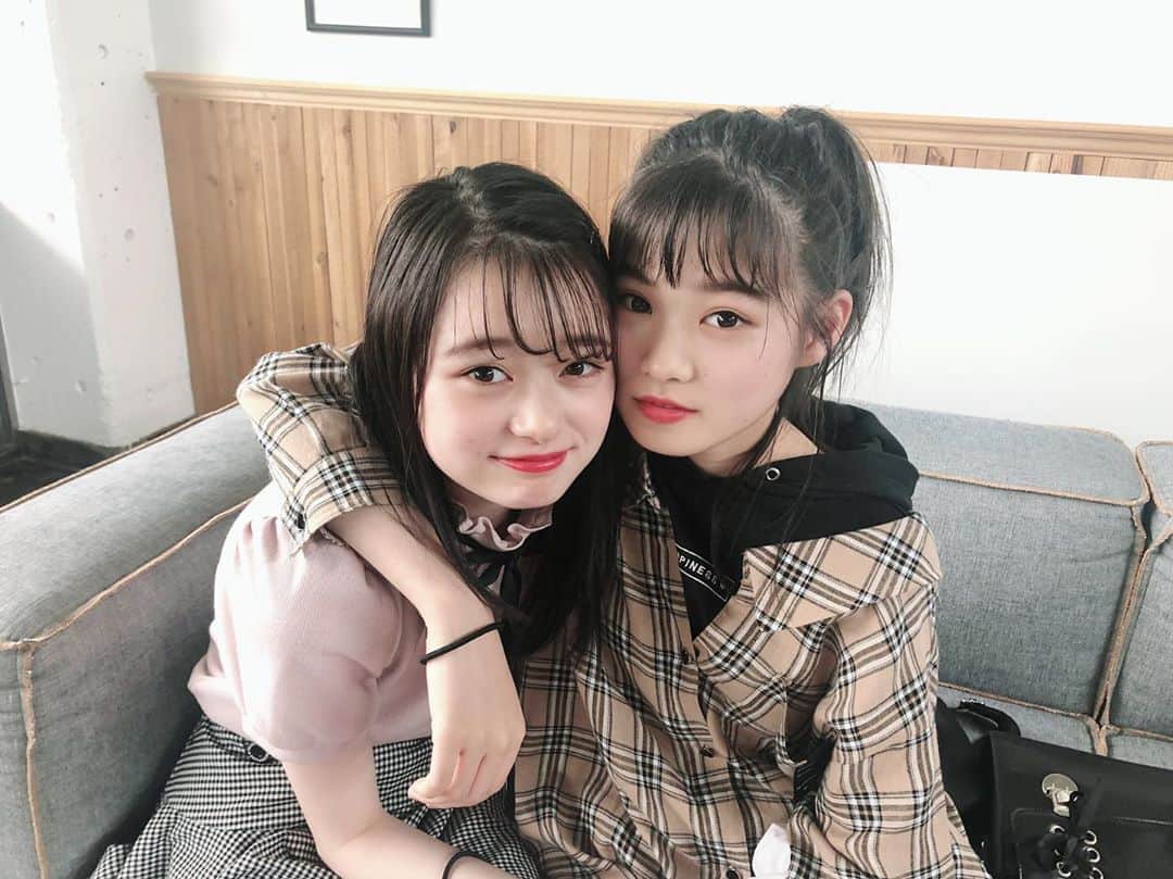 ニコ☆プチのインスタグラム：「今日は金曜日🌙 1週間お疲れ様でした☺︎🖤 . . かっぷるみのあるゆなちゃまに癒されてください💭♥️ #高比良由菜  #丸山真亜弥  #なんかこの感じ  #めずらしい😘」