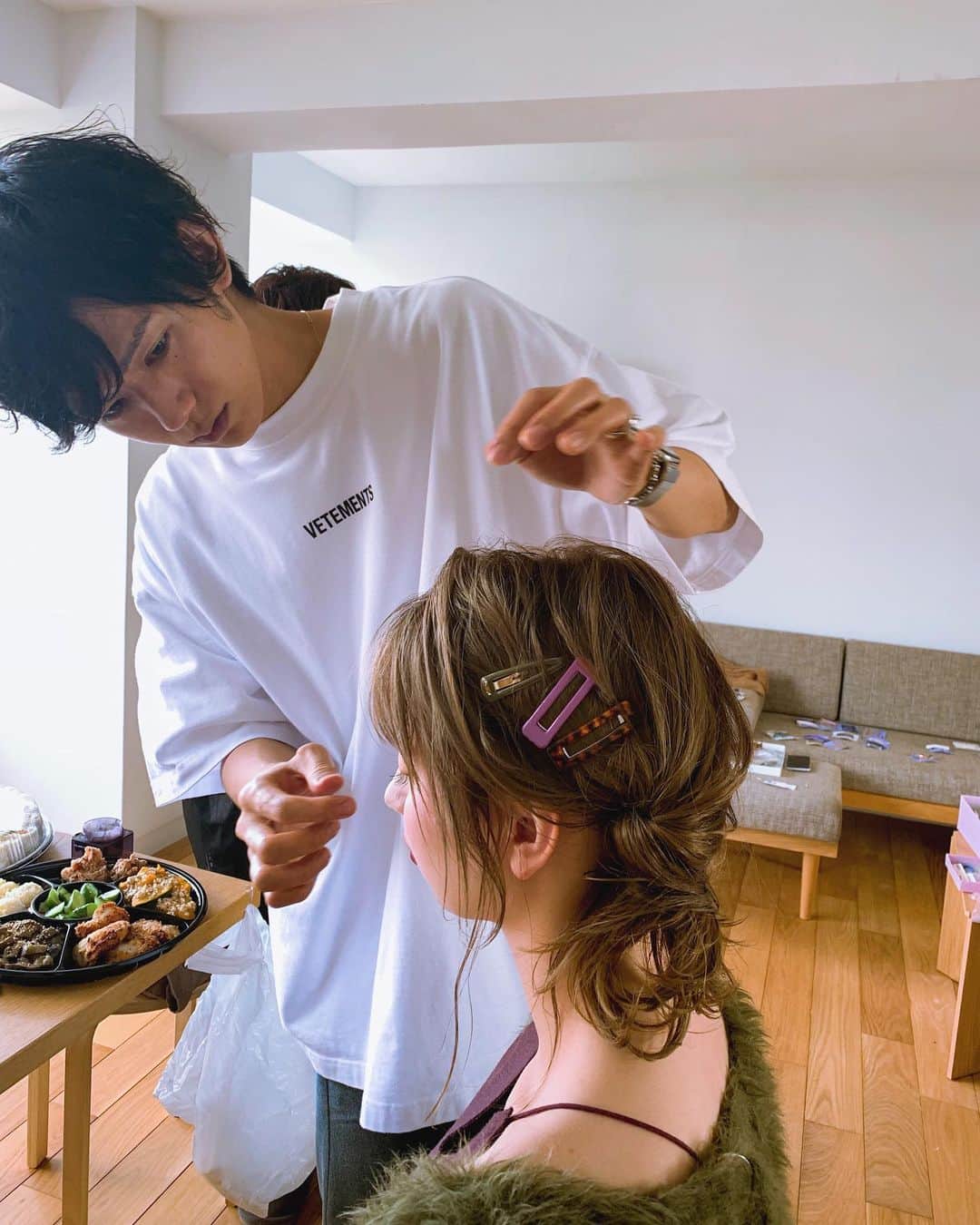 片山良平のインスタグラム：「もう秋冬の撮影だよ〜🍁 顔まわりってほんと大切なんだよな🙋‍♀️✂️ #vivi #撮影 #秋冬ヘア #お楽しみに」